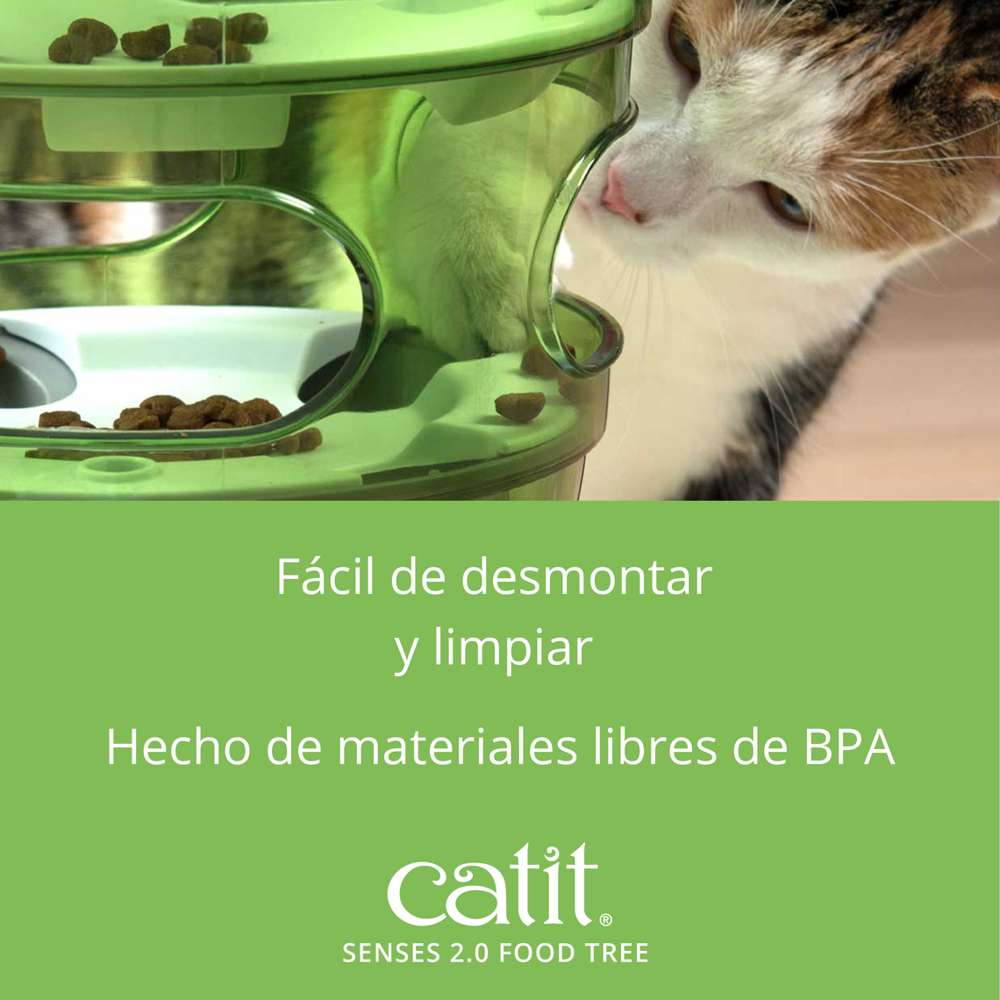 Un gato juega con un Catit Senses 2.0 Food Tree verde y come pienso.