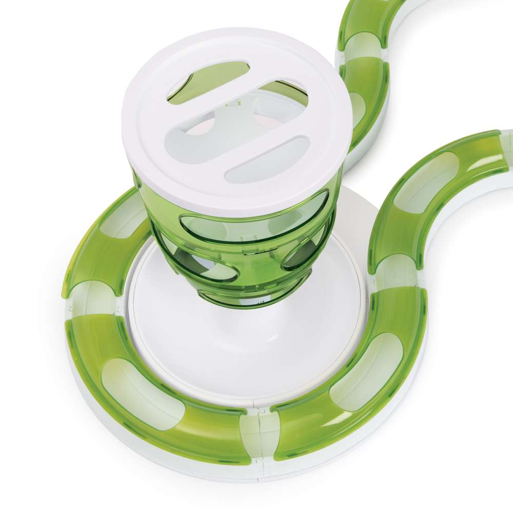 Juguete para gatos verde y blanco con pista para pelotas sobre fondo blanco.