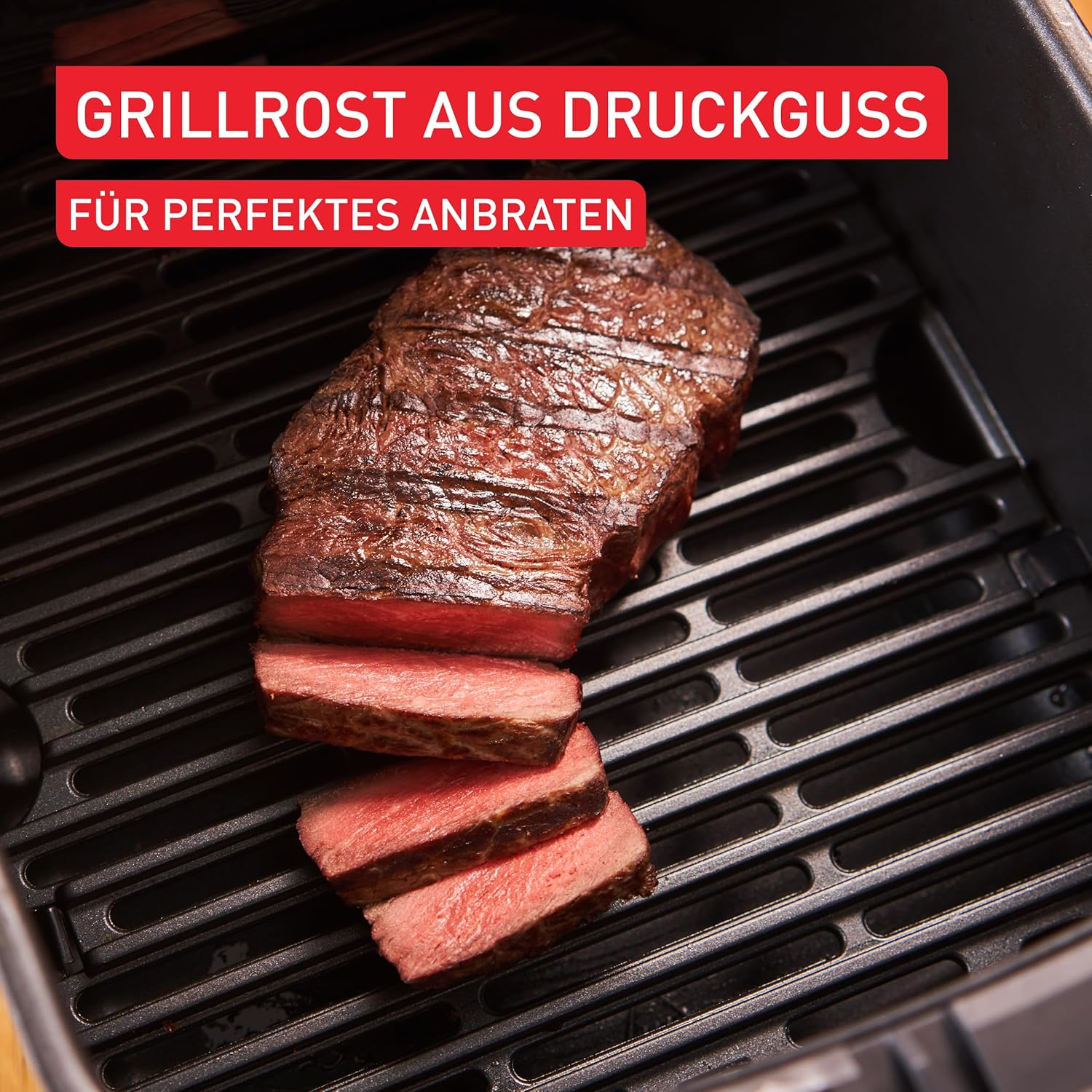 Ein saftiges Steak liegt auf einem schwarzen Grillrost aus Druckguss, mit zwei abgeschnittenen Scheiben.