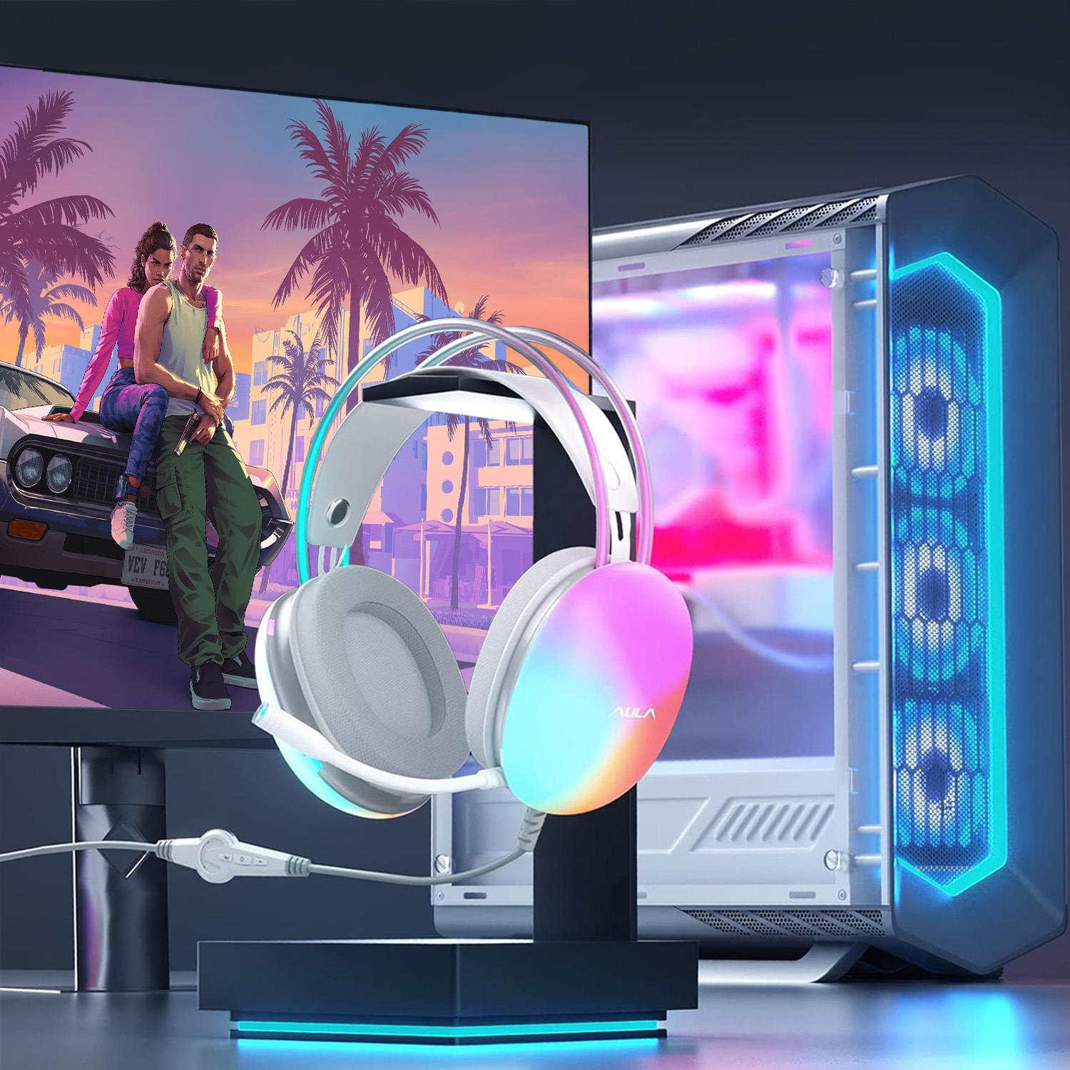 Cuffie da gioco illuminate su un supporto davanti a un monitor e a un case per PC luminoso.