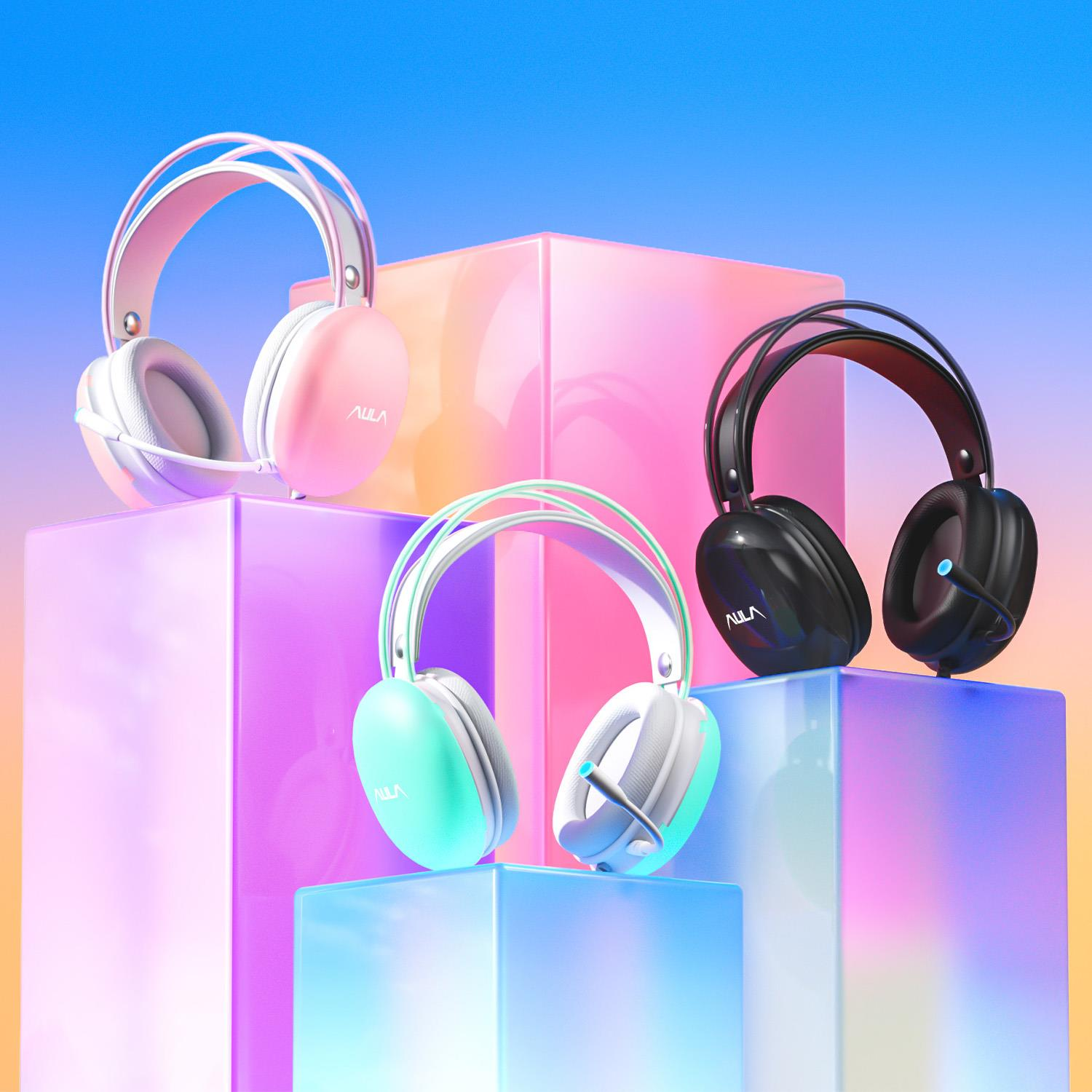 Tre cuffie da gaming rosa, verde acqua e nere su piedistalli traslucidi colorati con sfondo sfumato.