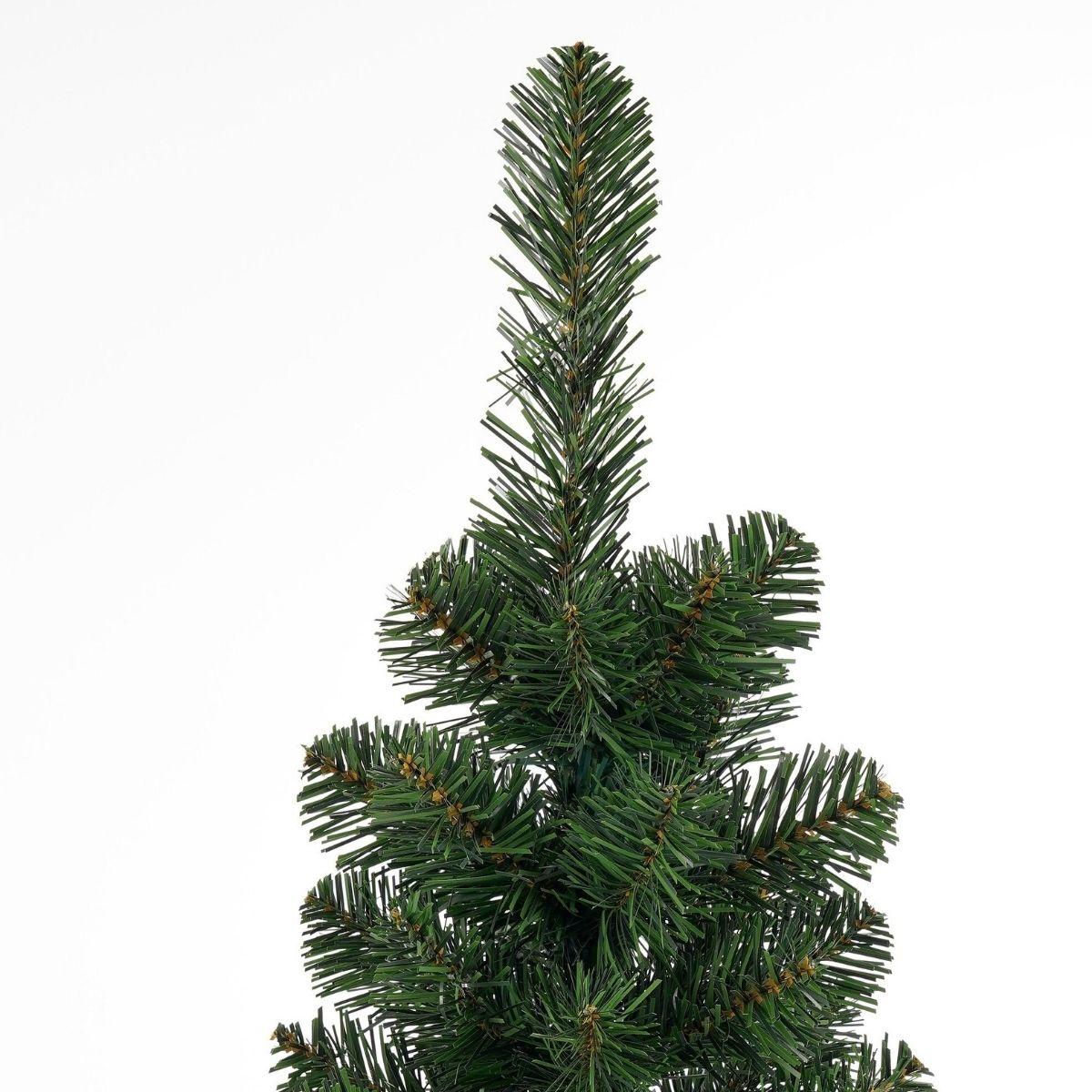 Bovenste deel van een kunstmatige groene kerstboom tegen een effen witte achtergrond.
