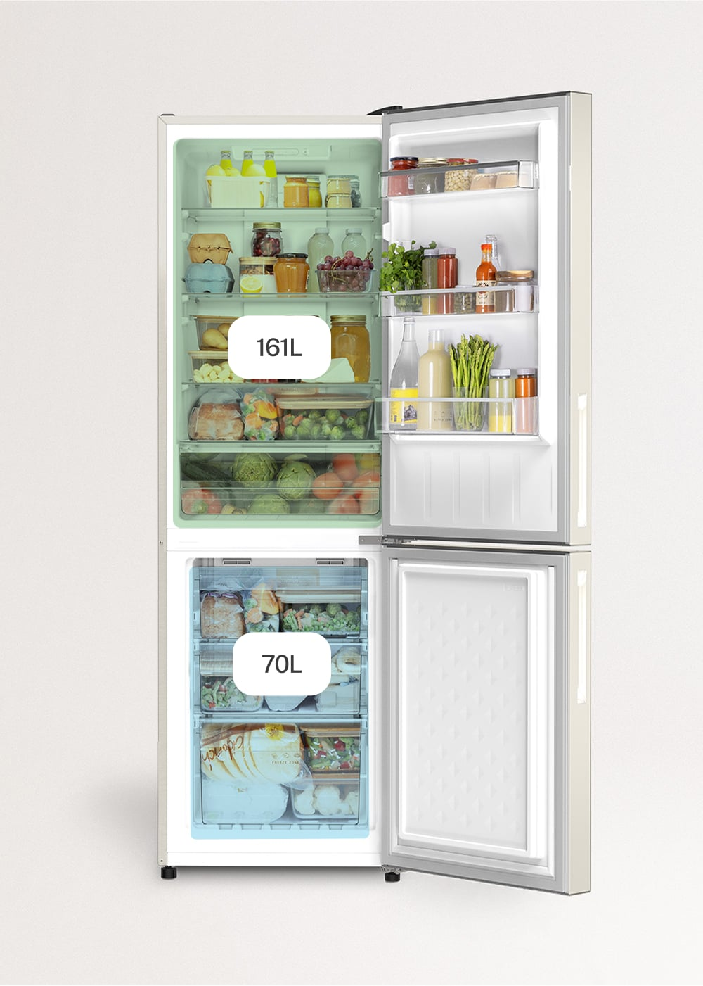 Frigorífico blanco abierto lleno de comida, con sección de 161L y congelador de 70L.