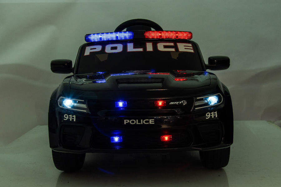 Ein schwarzes Polizeiauto-Spielzeug von vorne mit leuchtenden roten und blauen Lichtern.
