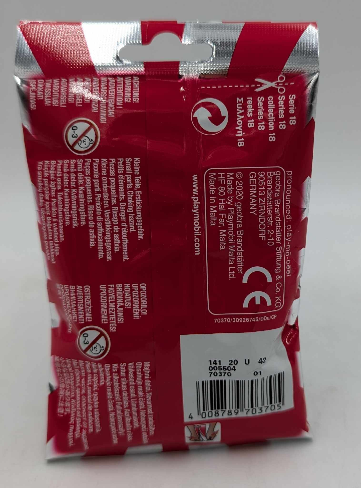 Rückseite einer roten Playmobil Serie 18 Verpackung mit Warnhinweisen und Barcode.