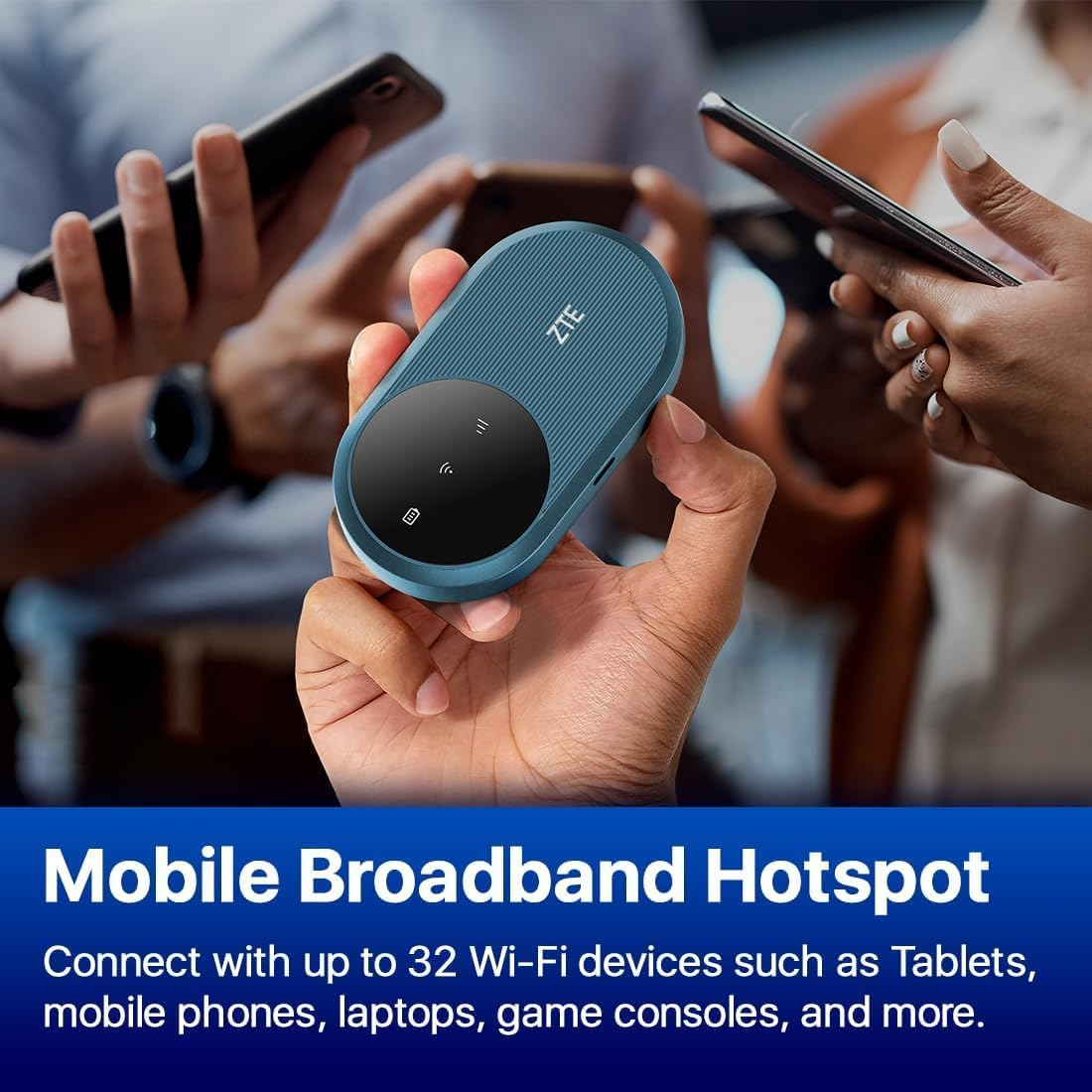 Ręka trzyma niebieski mobilny hotspot ZTE, a w tle rozmyte osoby korzystają ze smartfonów.