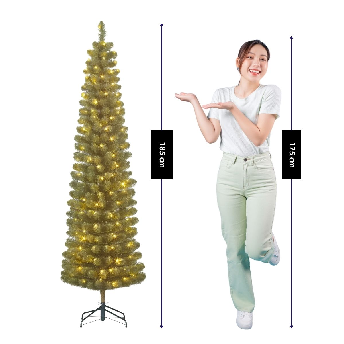 Een vrouw in een wit shirt en lichte broek wijst naar een kunstkerstboom van 185 cm.