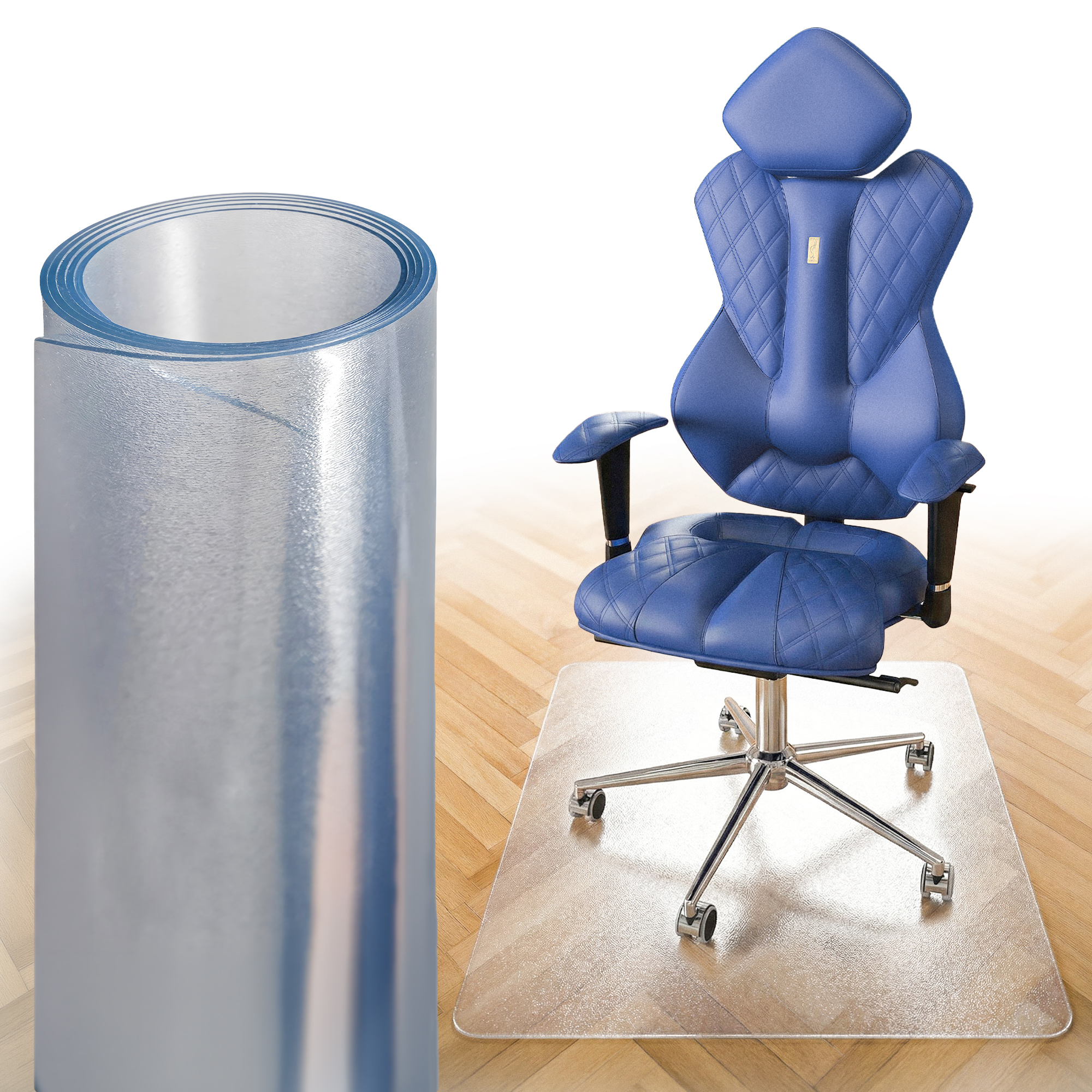 Eine gerollte transparente Bodenmatte neben einem blauen Bürostuhl auf einer Matte auf Holzparkett.