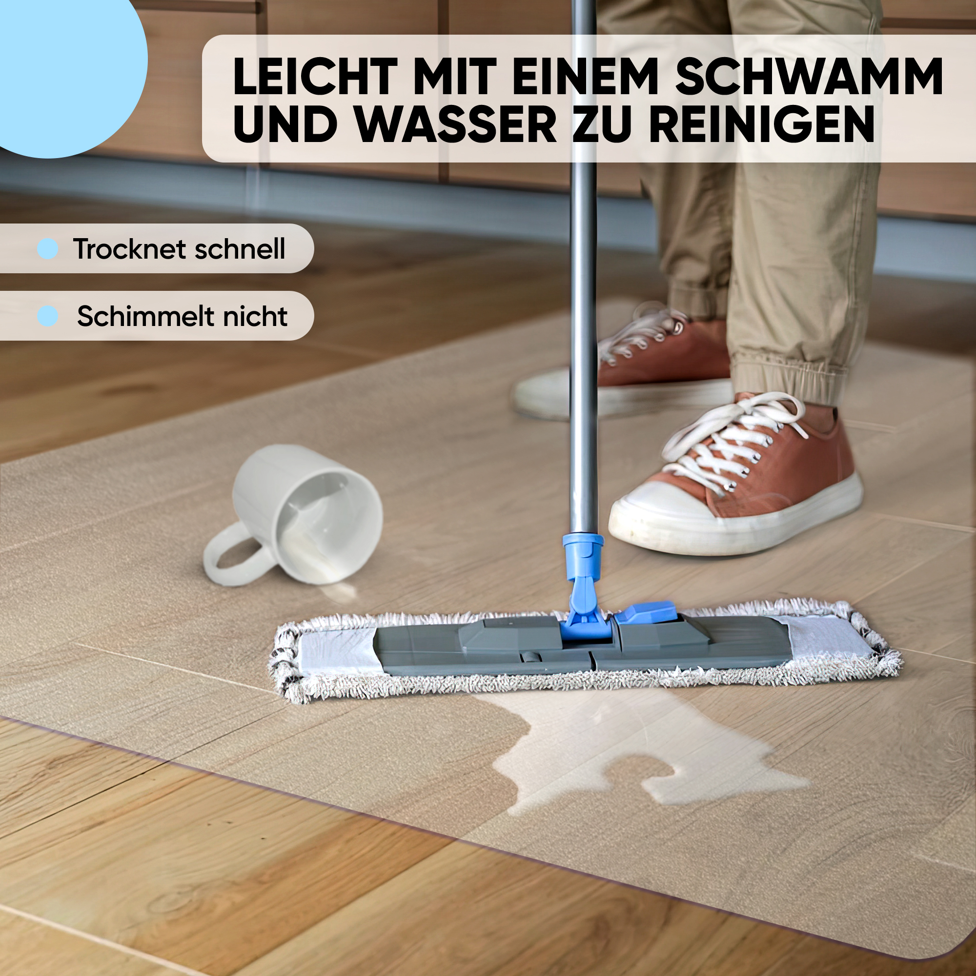 Person wischt einen Holzboden mit einem Mopp, daneben liegt eine umgestürzte Tasse.