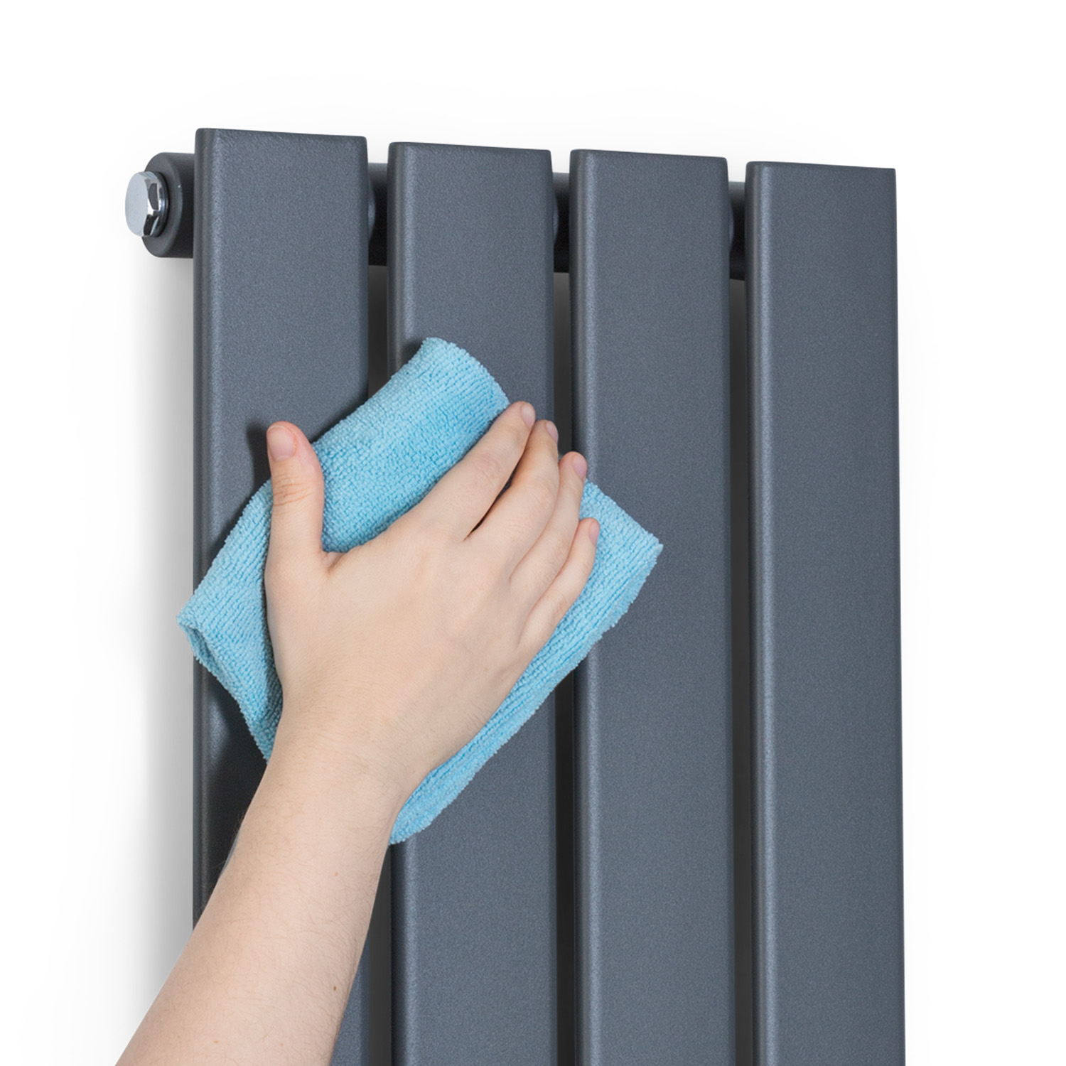 Eine Hand wischt einen grauen Heizkörper mit einem blauen Tuch ab.