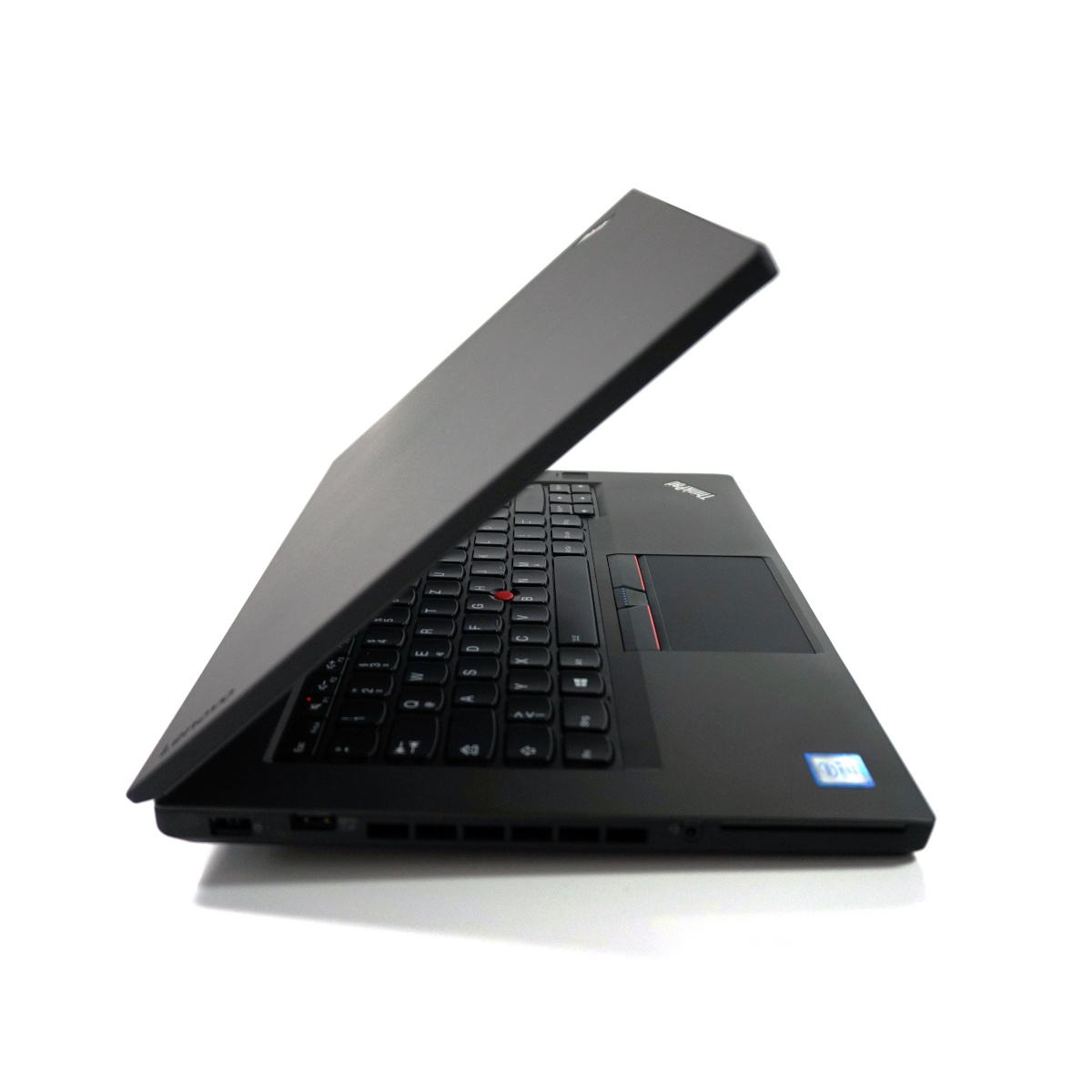 Ein schwarzer Laptop steht auf weißem Hintergrund, der Bildschirm ist halb geöffnet.