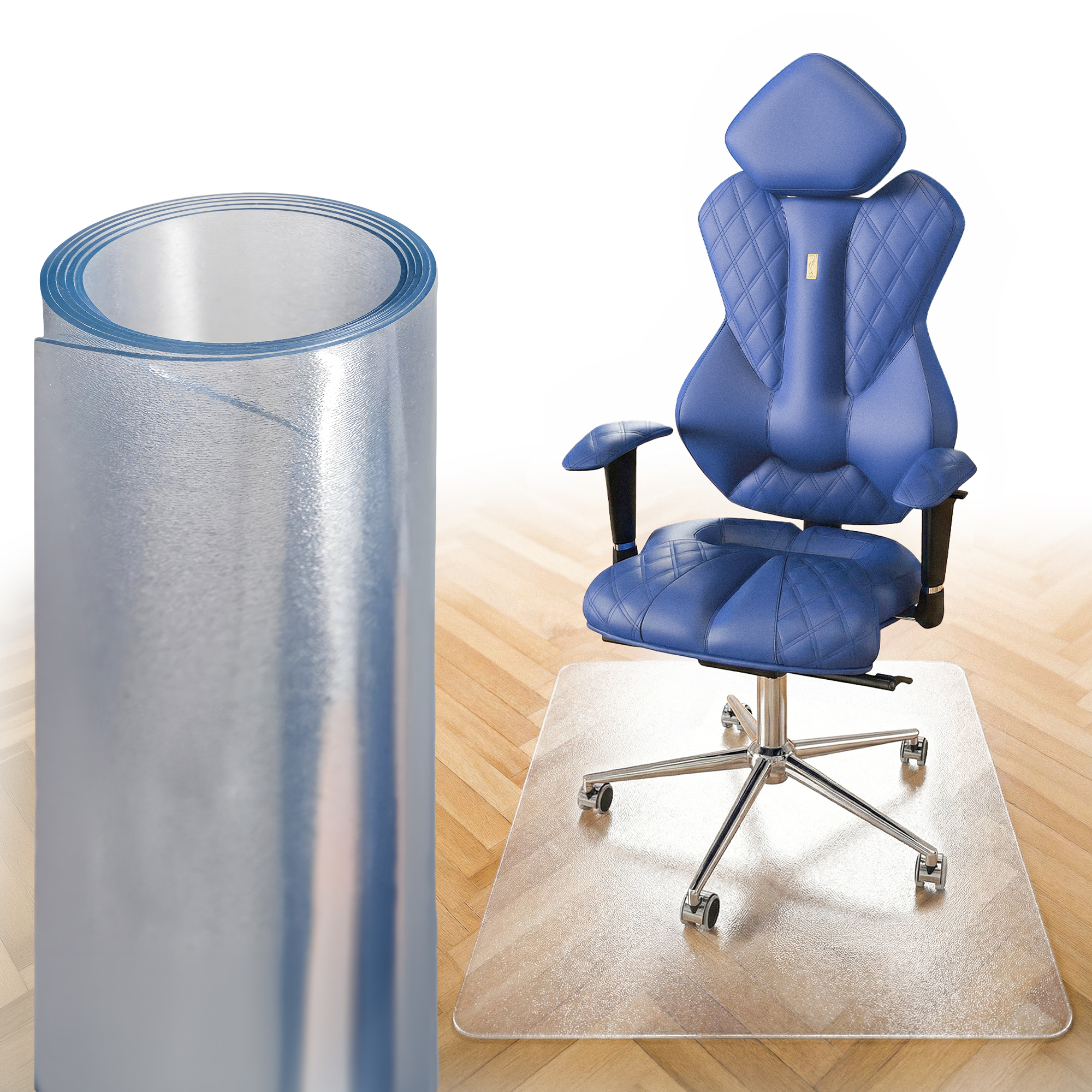 Eine gerollte transparente Schutzmatte und ein blauer ergonomischer Stuhl auf einem Holzfußboden.