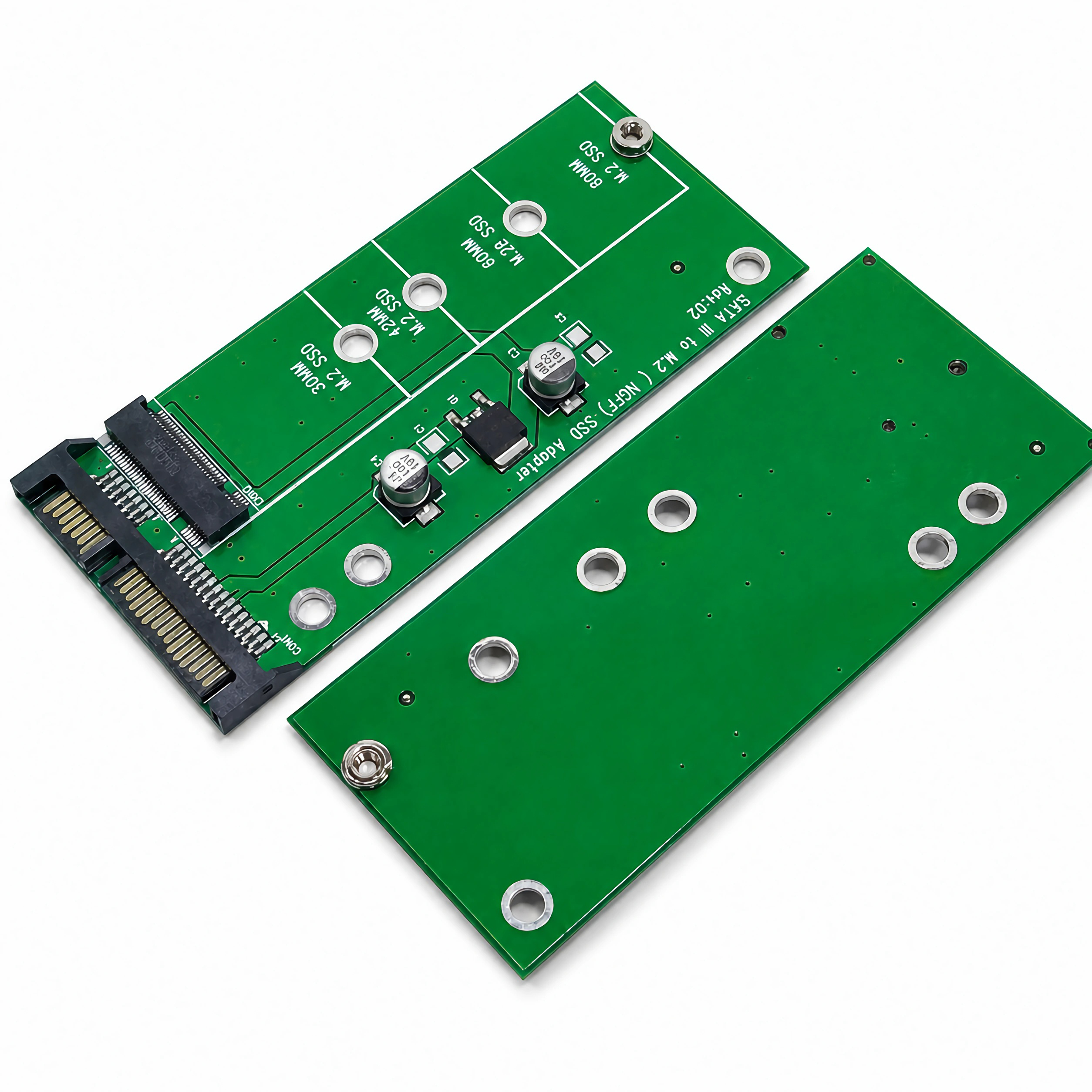 Zwei grüne SATA zu M.2 SSD Adapter auf weißem Hintergrund.