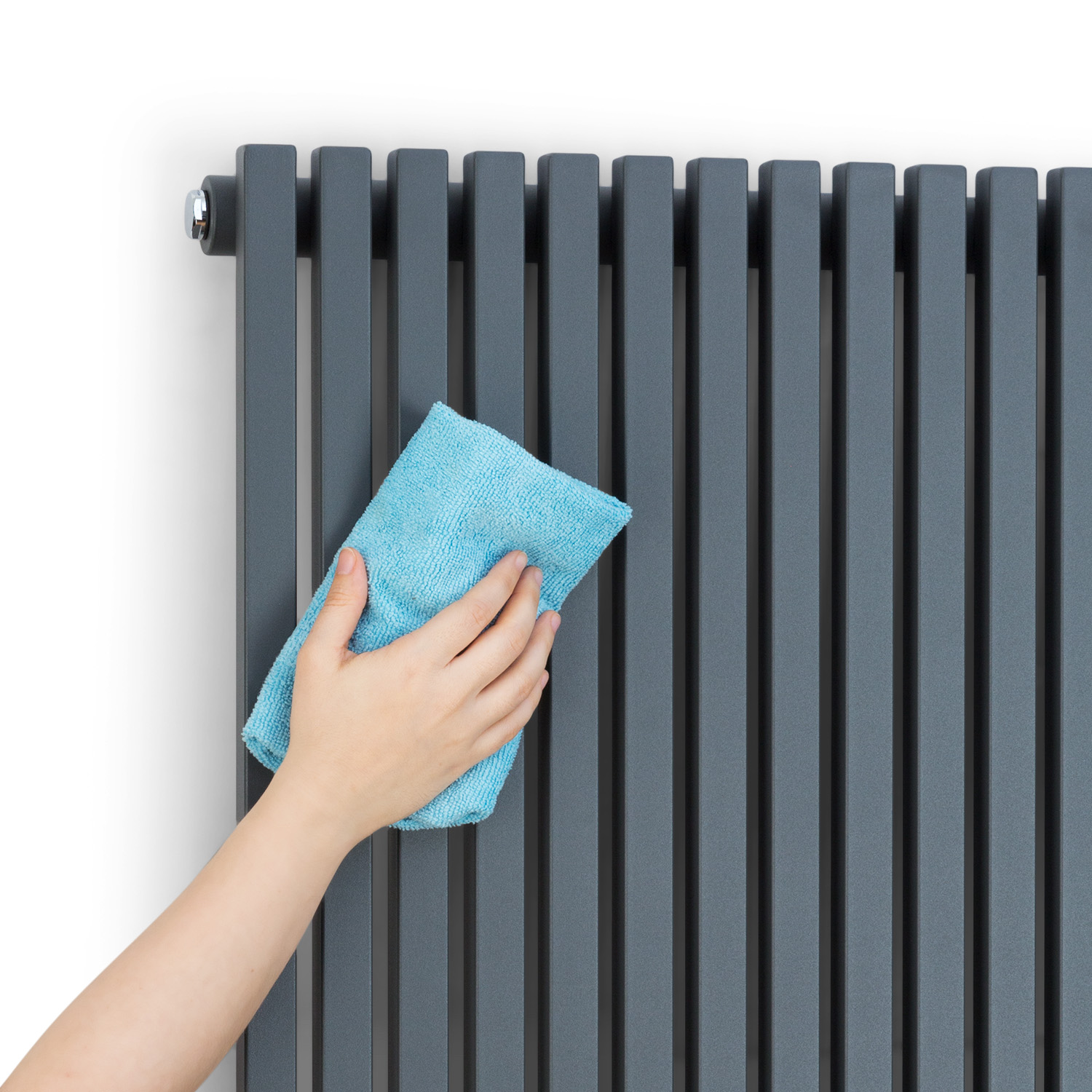 Eine Hand wischt einen grauen Heizkörper mit einem blauen Tuch ab.