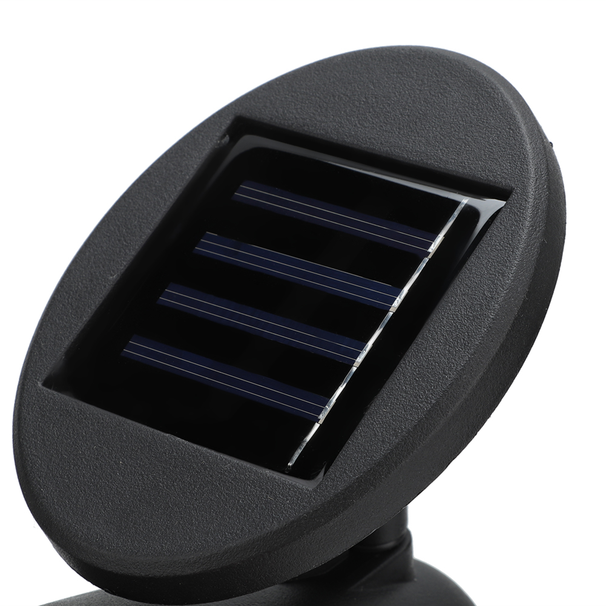Kleines rundes schwarzes Solarpanel gegen einen weißen Hintergrund.