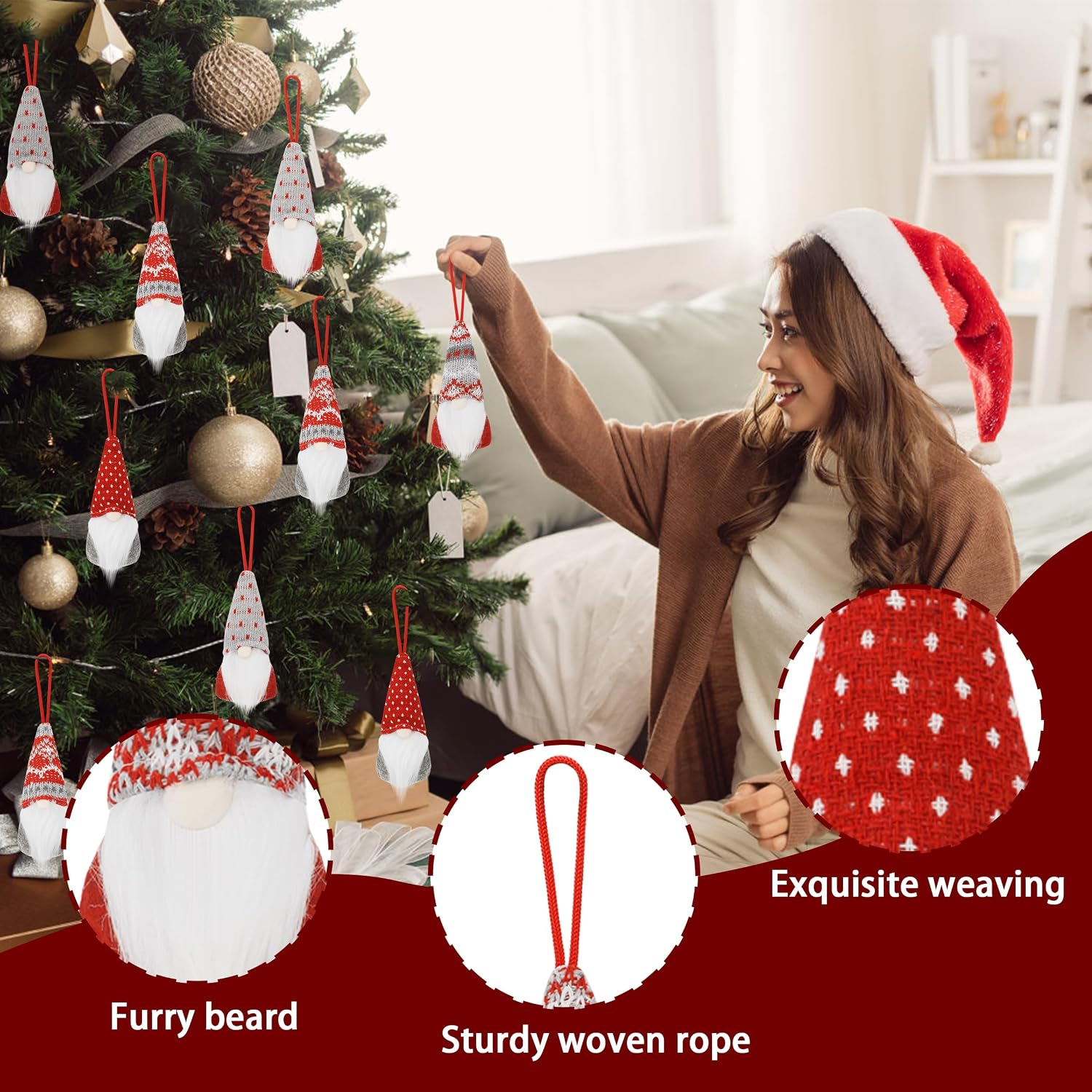 Eine Frau in Weihnachtsmütze schmückt den Baum mit kleinen Gnom-Anhängern.