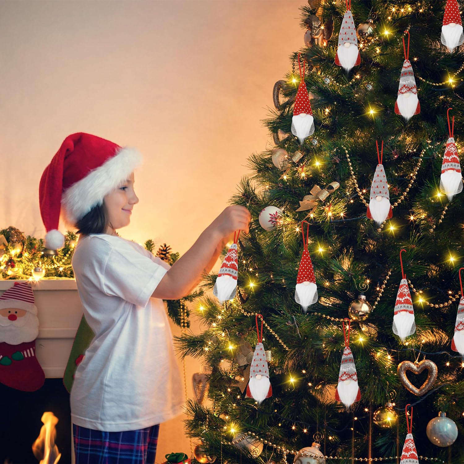 Ein Kind mit Weihnachtsmütze dekoriert einen Weihnachtsbaum mit Heinzelmännchen-Figuren.