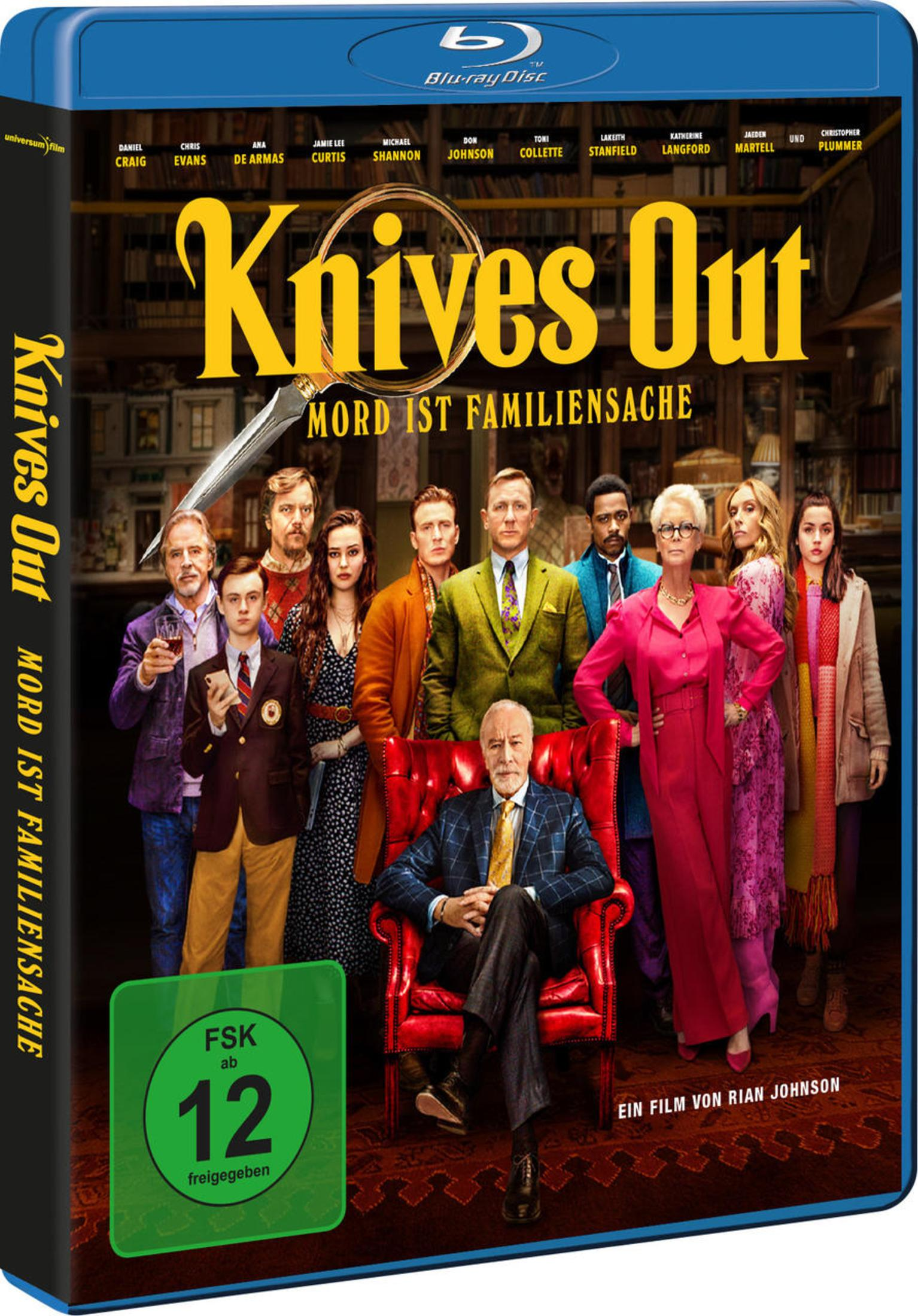 DVD-Cover von Knives Out mit dem Ensemble vor einer Bibliothek, älterer Mann sitzt im roten Sessel.