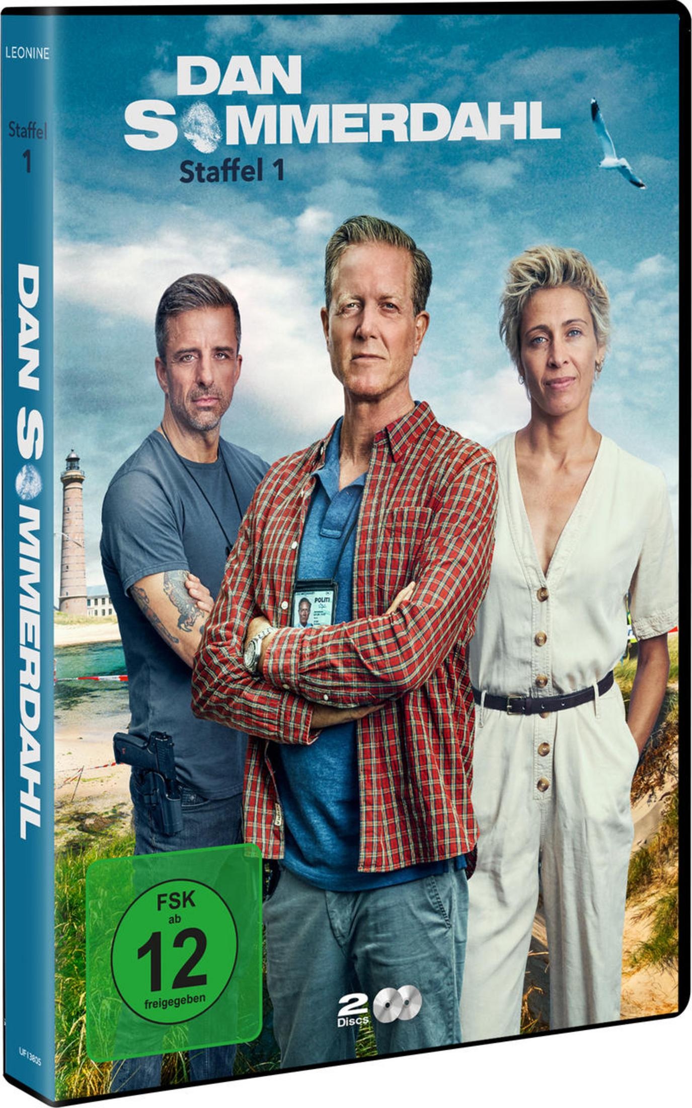 DVD-Cover von Dan Sommerdahl Staffel 1 mit drei Personen vor einer Küstenlandschaft mit Leuchtturm.