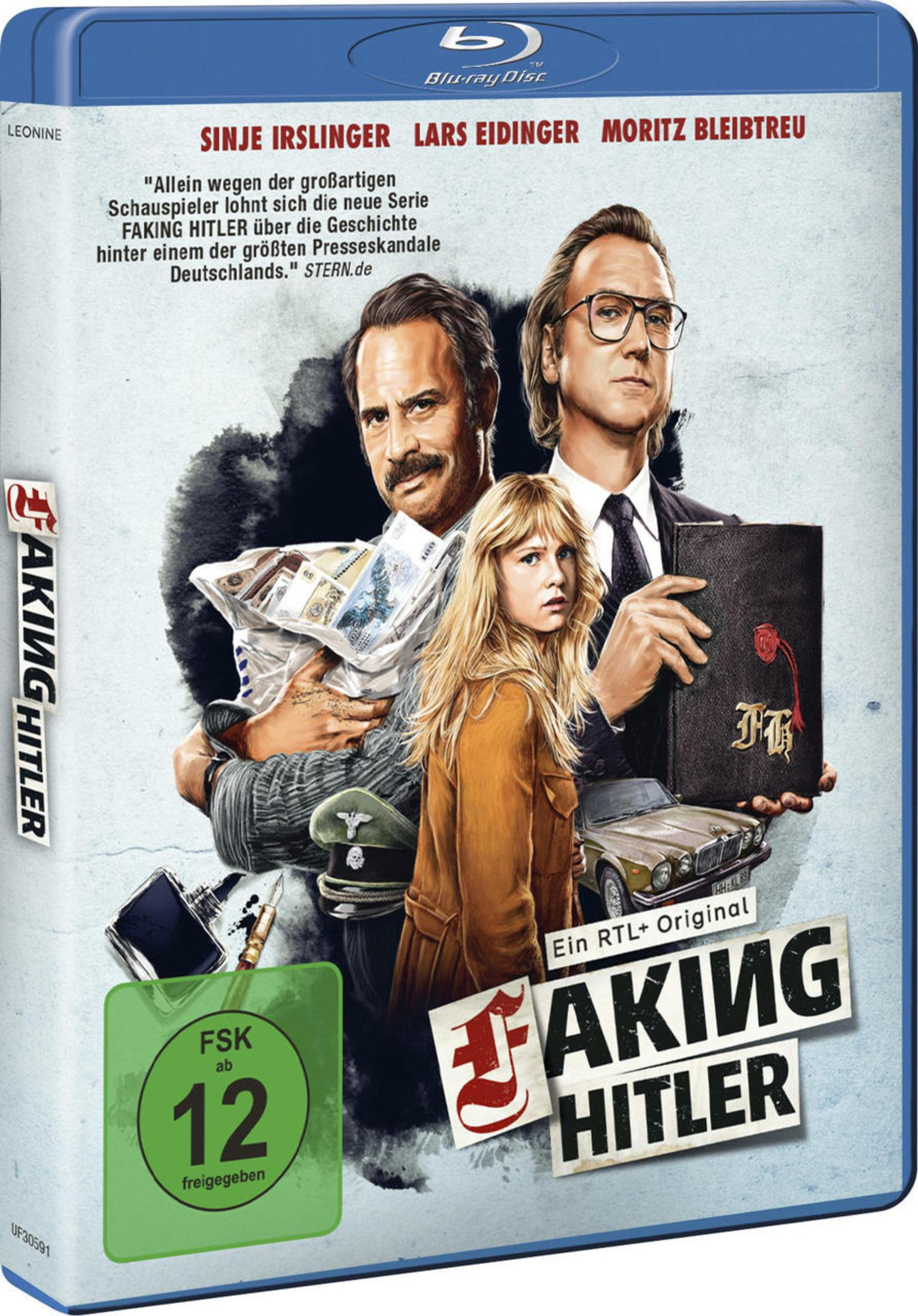 Blu-ray Cover von Faking Hitler mit drei Hauptdarstellern, Geldsack, Buch und Auto vor hellem Hintergrund.