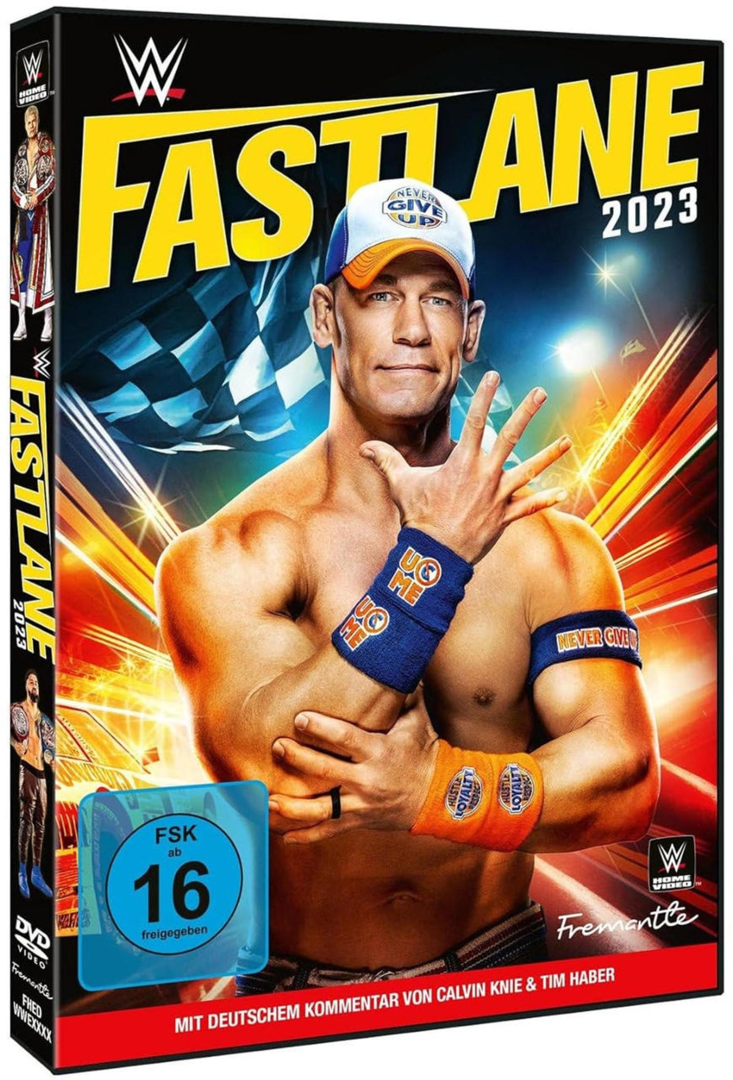 WWE Fastlane 2023 DVD-Cover mit John Cena in der Mitte und Rennflaggem-Hintergrund.