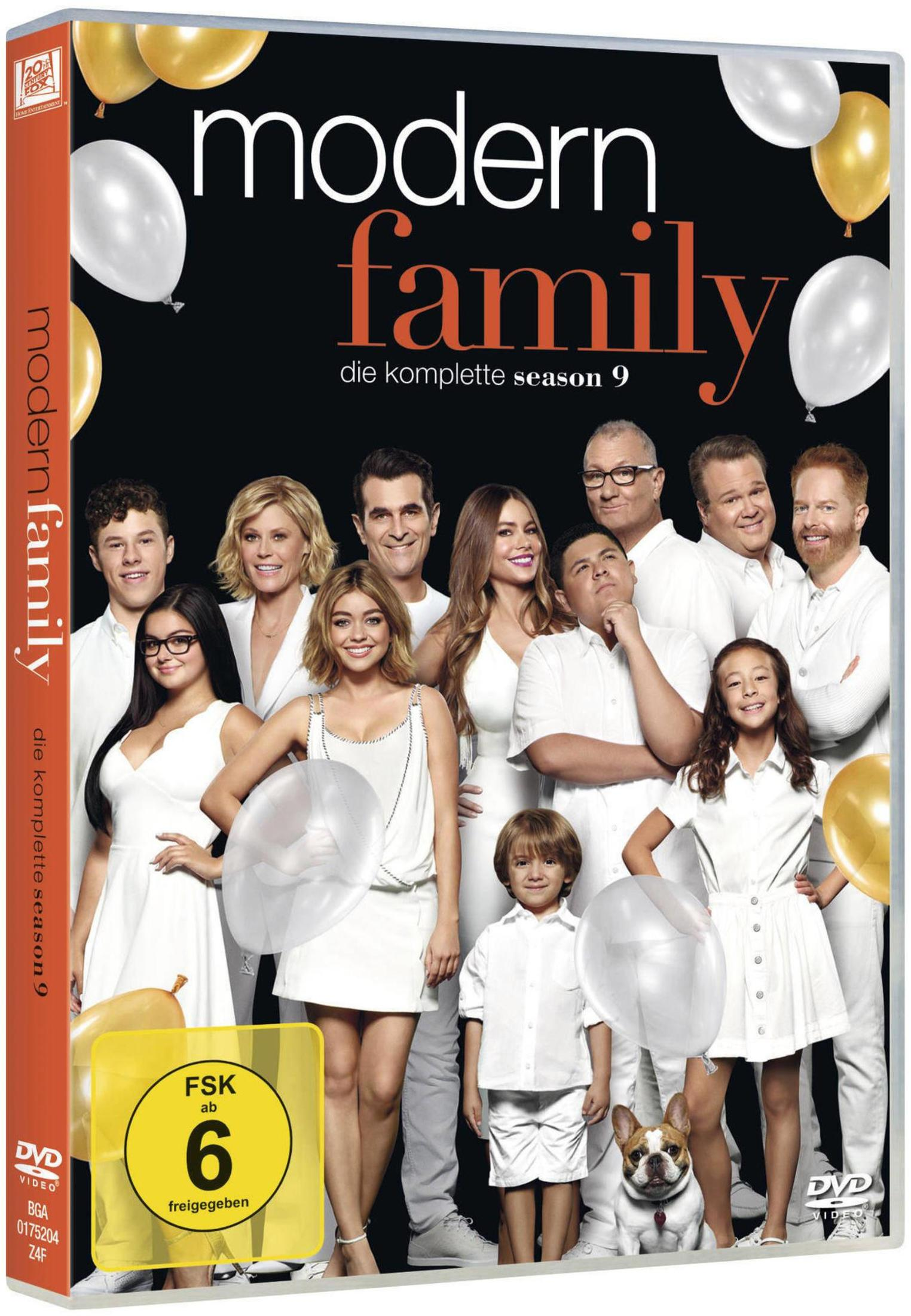 Modern Family Staffel 9 DVD-Cover mit der Besetzung in weißer Kleidung vor schwarzem Hintergrund mit weißen und goldenen Ballons.