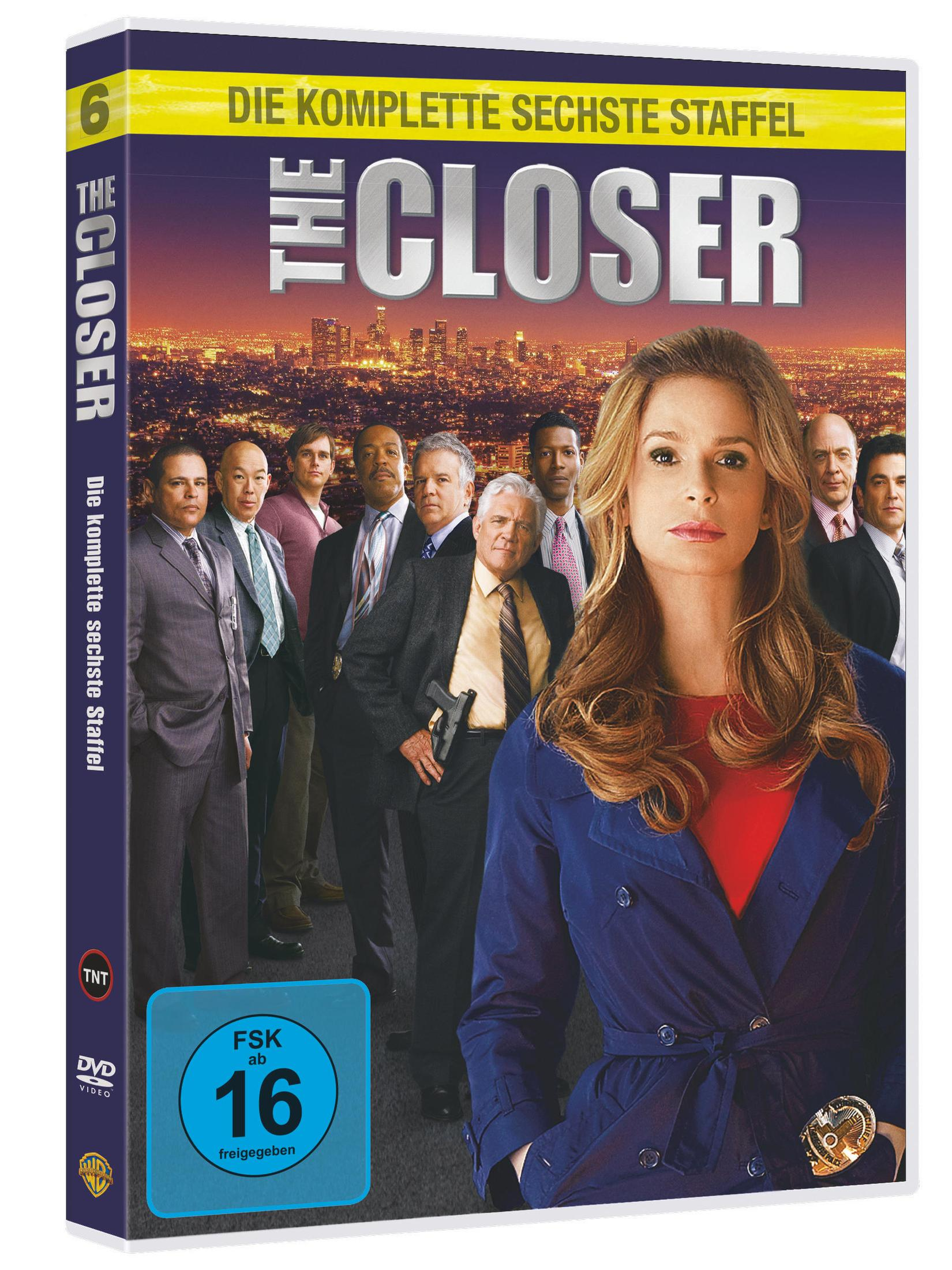 DVD-Cover von The Closer, Staffel 6, mit Kyra Sedgwick und dem Cast vor der Skyline von Los Angeles bei Nacht.