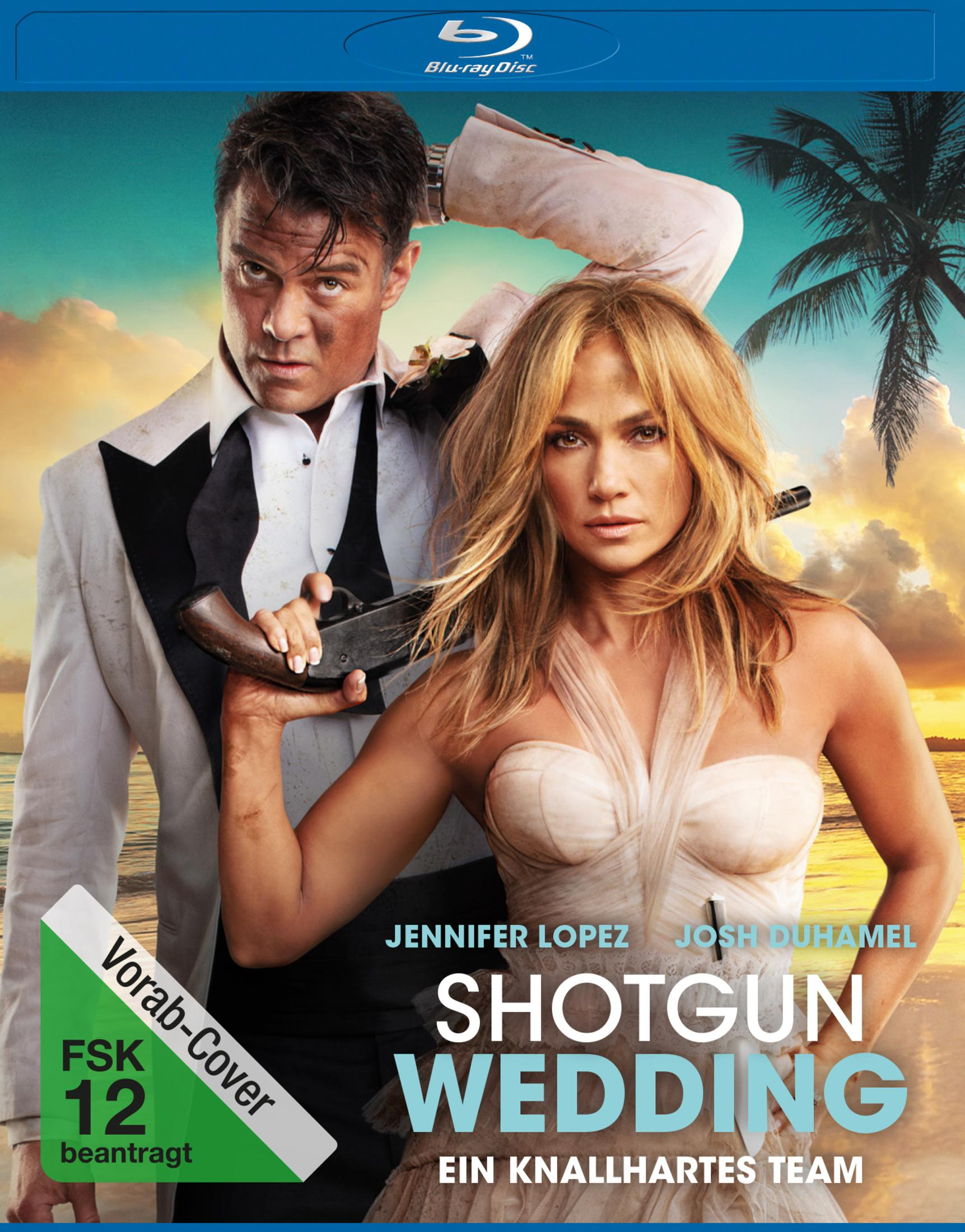 Jennifer Lopez und Josh Duhamel in Hochzeitskleidung mit einer Schrotflinte vor tropischem Sonnenuntergang.