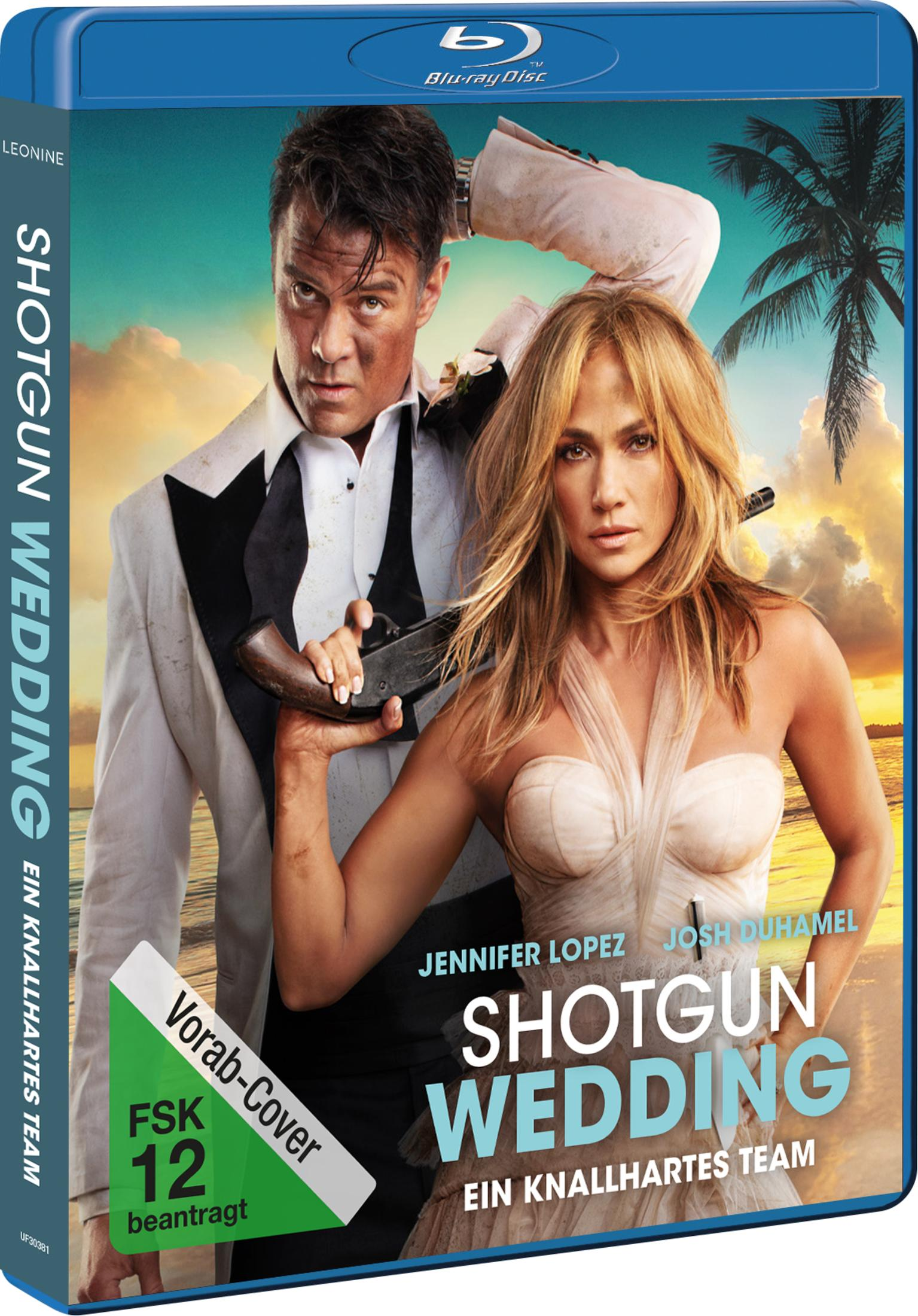 Blu-ray-Cover von Shotgun Wedding mit Jennifer Lopez und Josh Duhamel in Hochzeitskleidung und mit Waffe vor Strandkulisse.