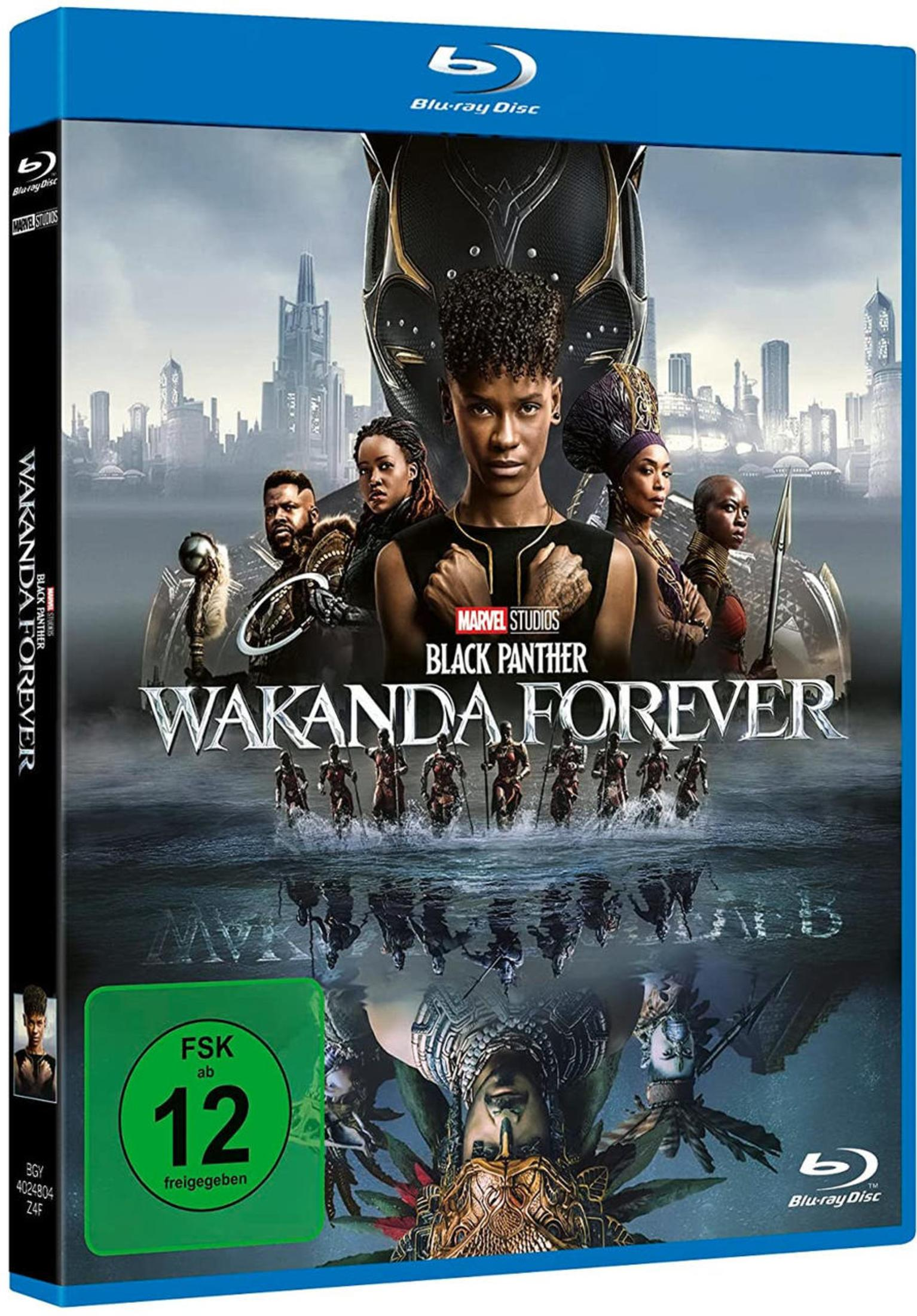 Blu-ray Cover von Black Panther Wakanda Forever mit Charakteren vor einer Stadt und Wasser.
