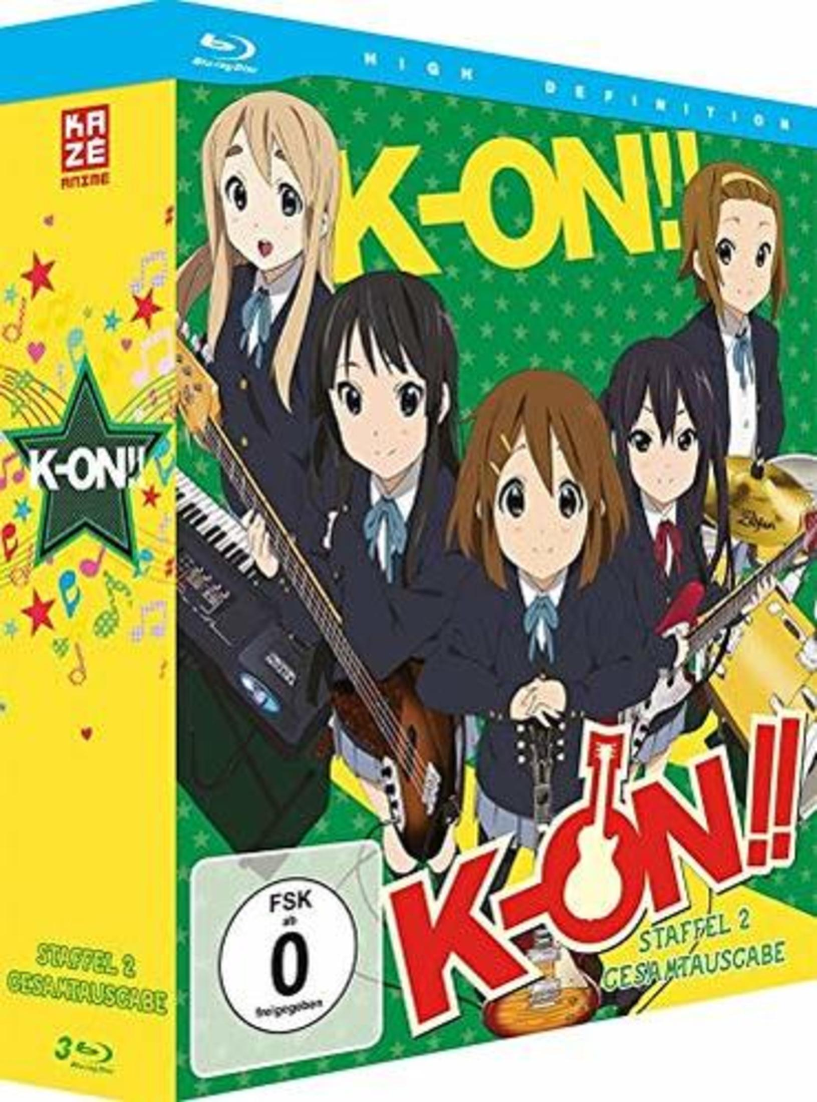 Anime-Boxart mit fünf Schulmädchen in Uniformen mit Musikinstrumenten vor grünem Hintergrund.