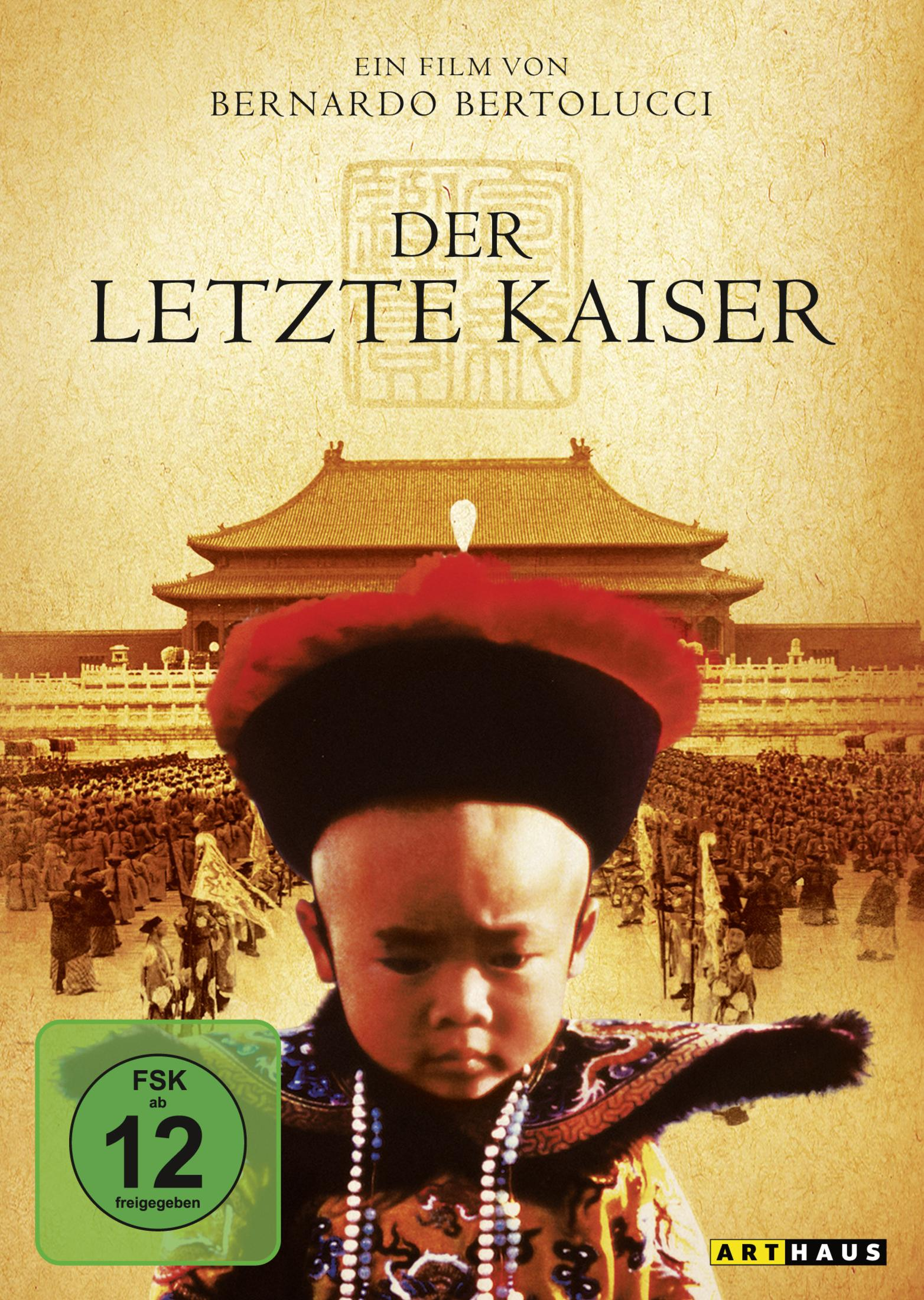 Filmposter von Der Letzte Kaiser mit einem jungen Kind in traditioneller Kleidung vor einem Palast.