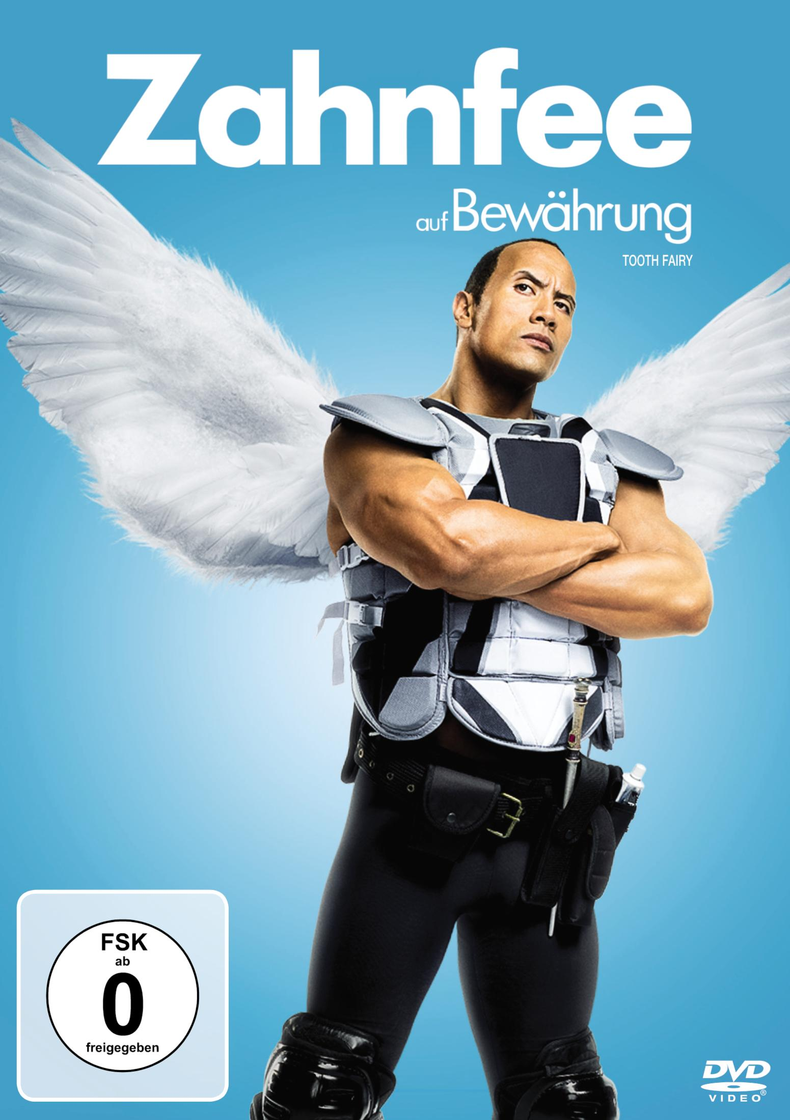 Dwayne Johnson mit großen weißen Engelsflügeln und Schutzkleidung vor blauem Hintergrund auf dem Filmplakat.