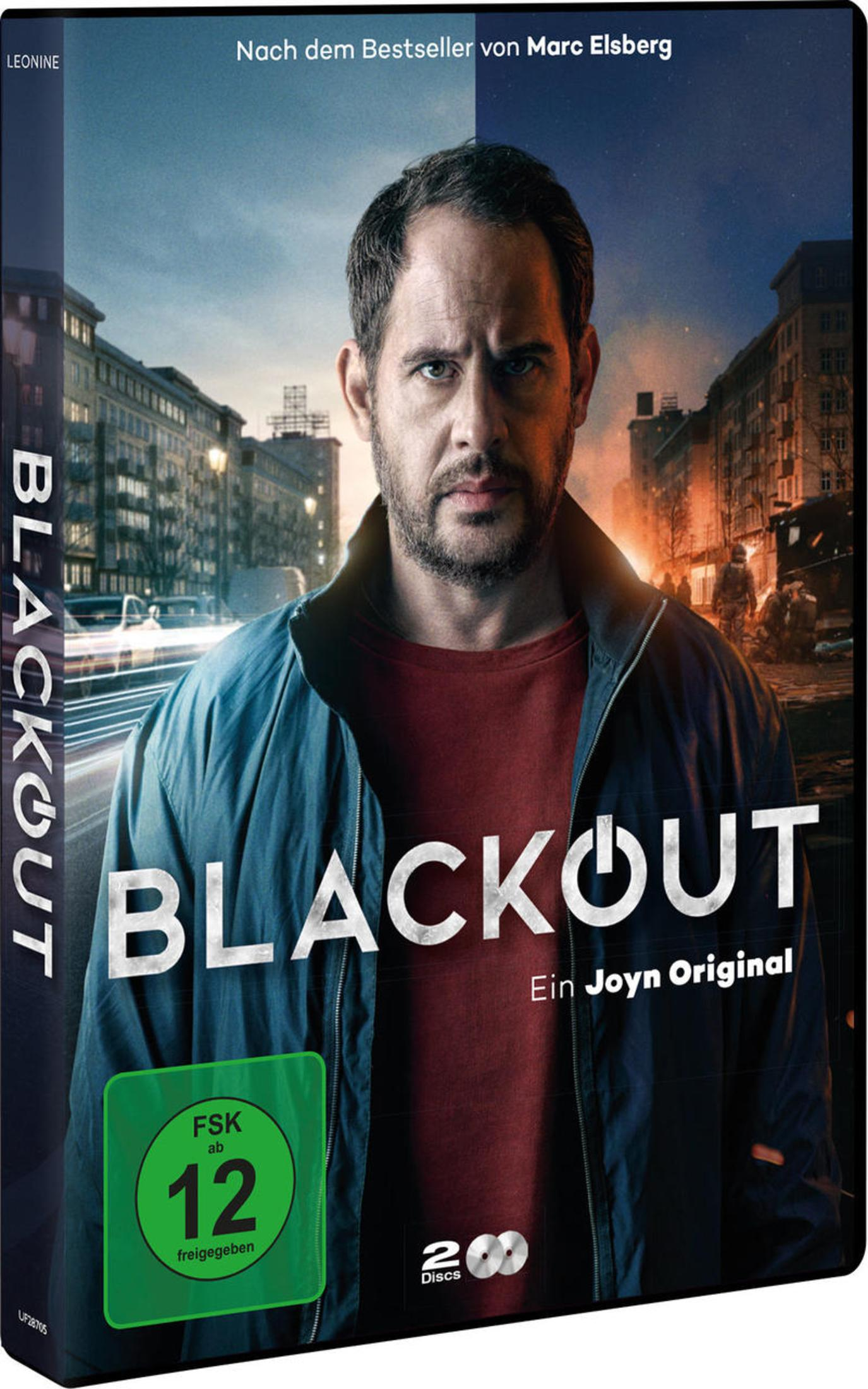 DVD-Cover von Blackout mit einem ernsten Mann im Vordergrund und einer dunklen Stadt im Hintergrund.