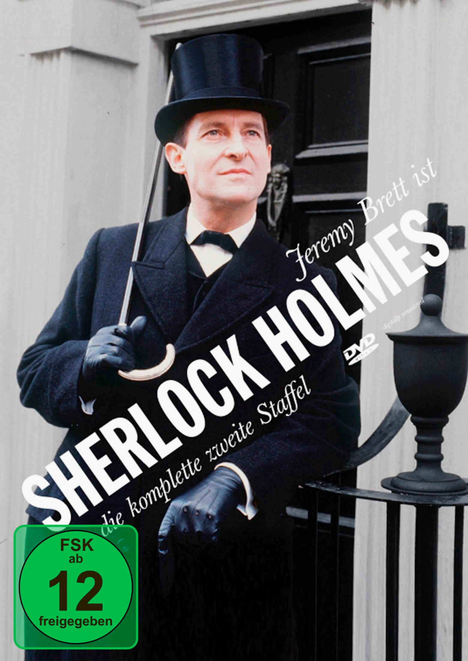 Jeremy Brett als Sherlock Holmes in Mantel, Zylinder und Handschuhen vor einer Eingangstür mit Treppengeländer.