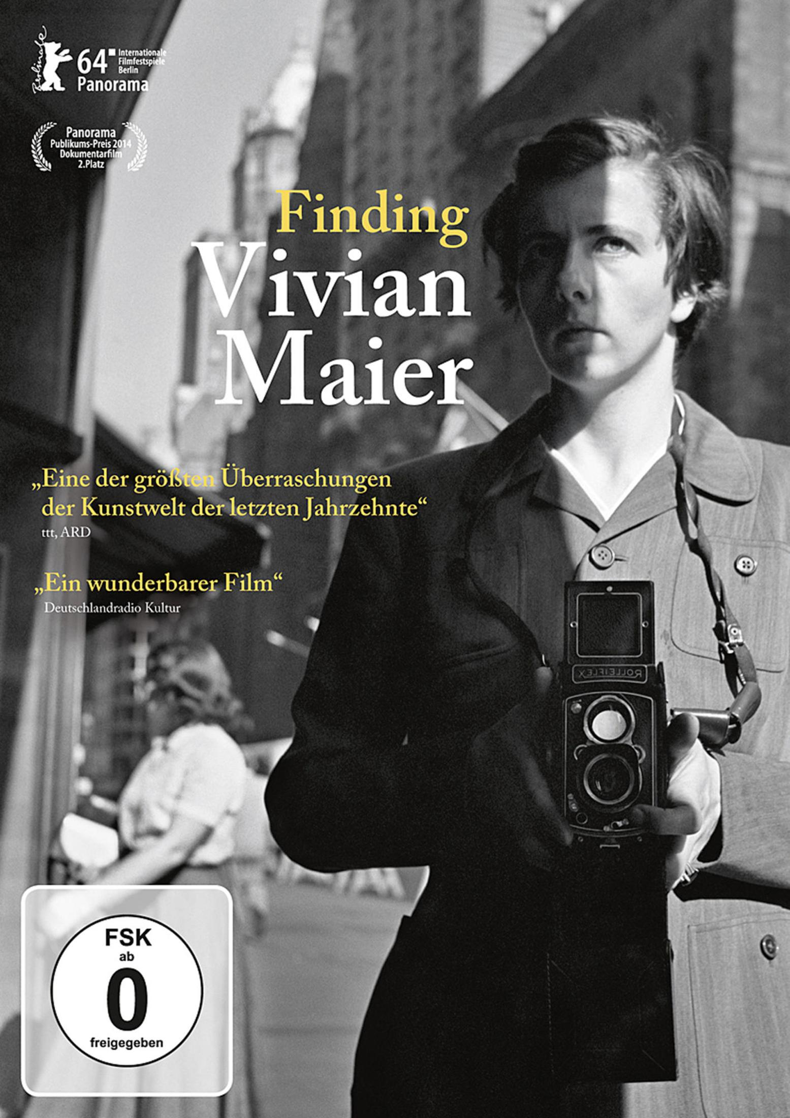 Filmplakat für Finding Vivian Maier mit einer Frau, die eine Rolleiflex-Kamera hält, in Schwarz-Weiß.