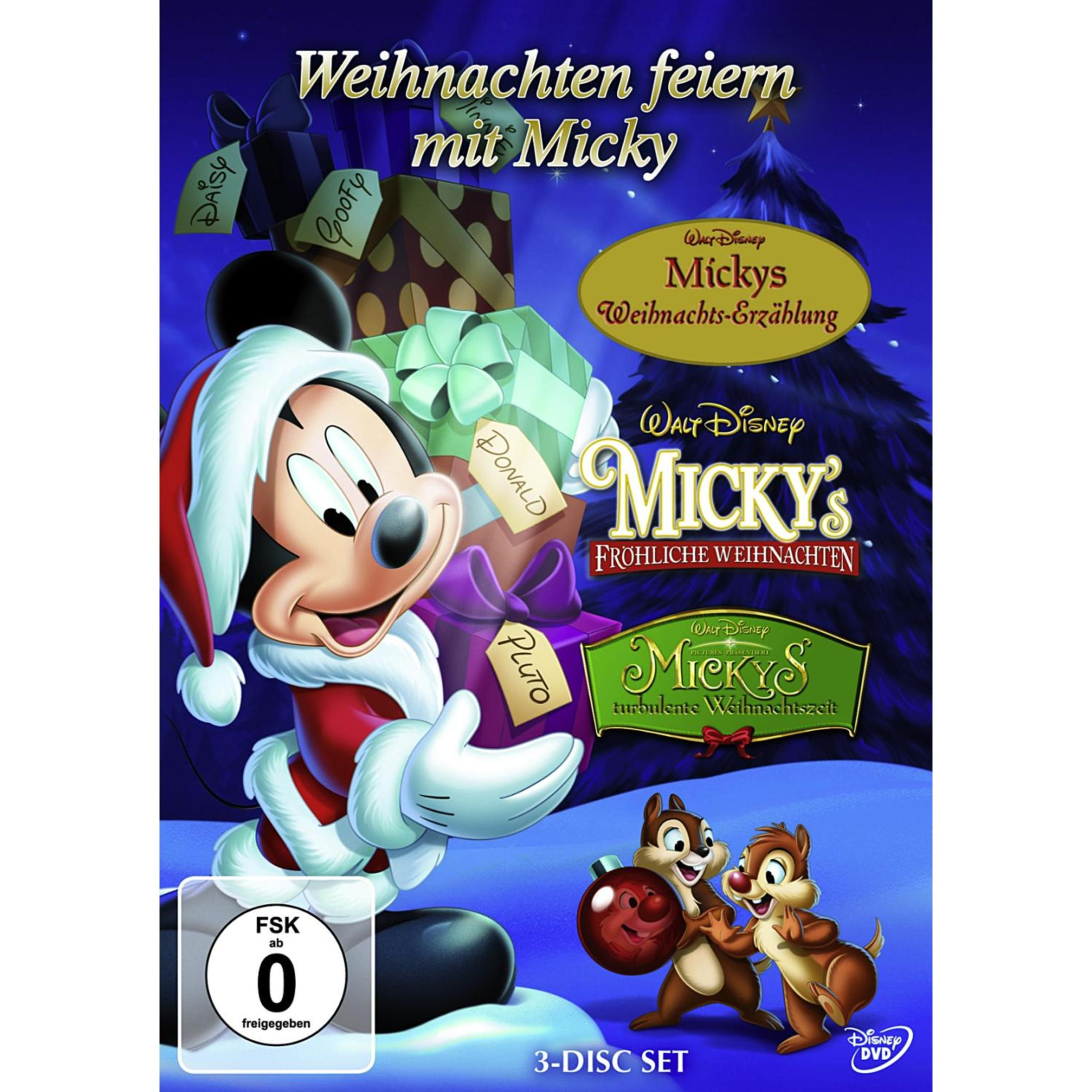 Micky Maus in Weihnachtskleidung hält Geschenke vor einem blauen Hintergrund mit Chip und Chap.