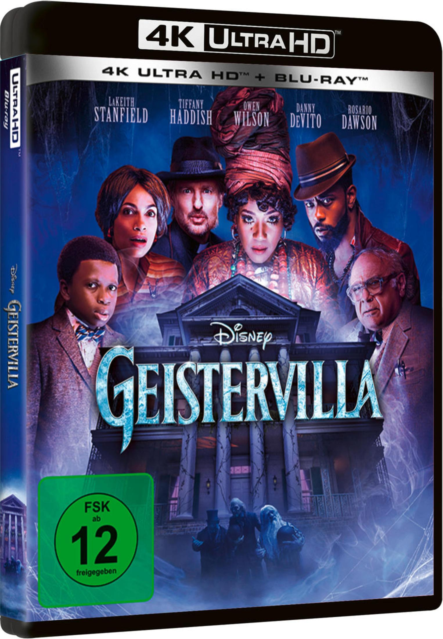 Filmcover von Disneys Geistervilla mit der Besetzung über einem Spukschloss in Blautönen.