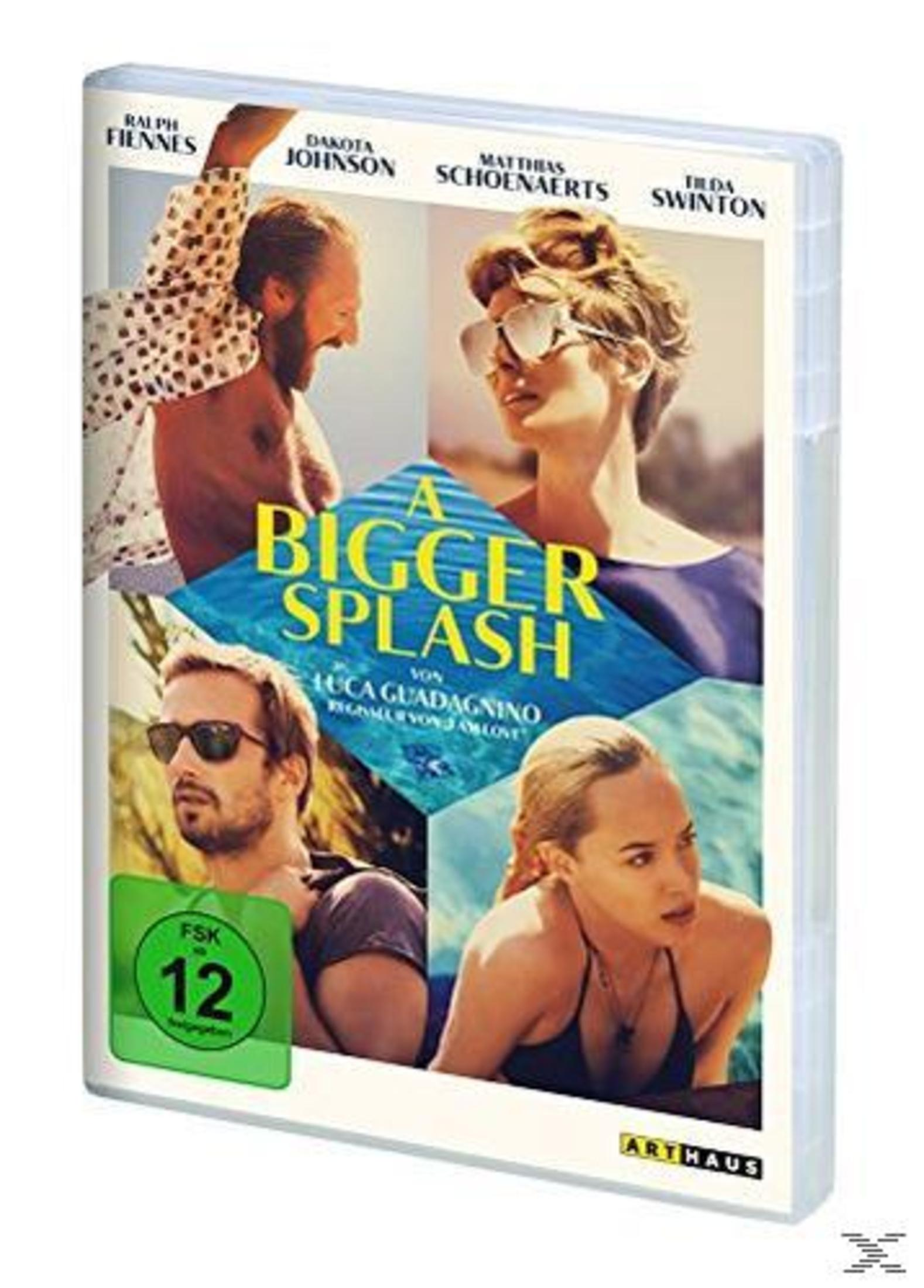 DVD-Hülle des Films A Bigger Splash mit vier Hauptdarstellern und dem blauen Filmtitel in der Mitte.