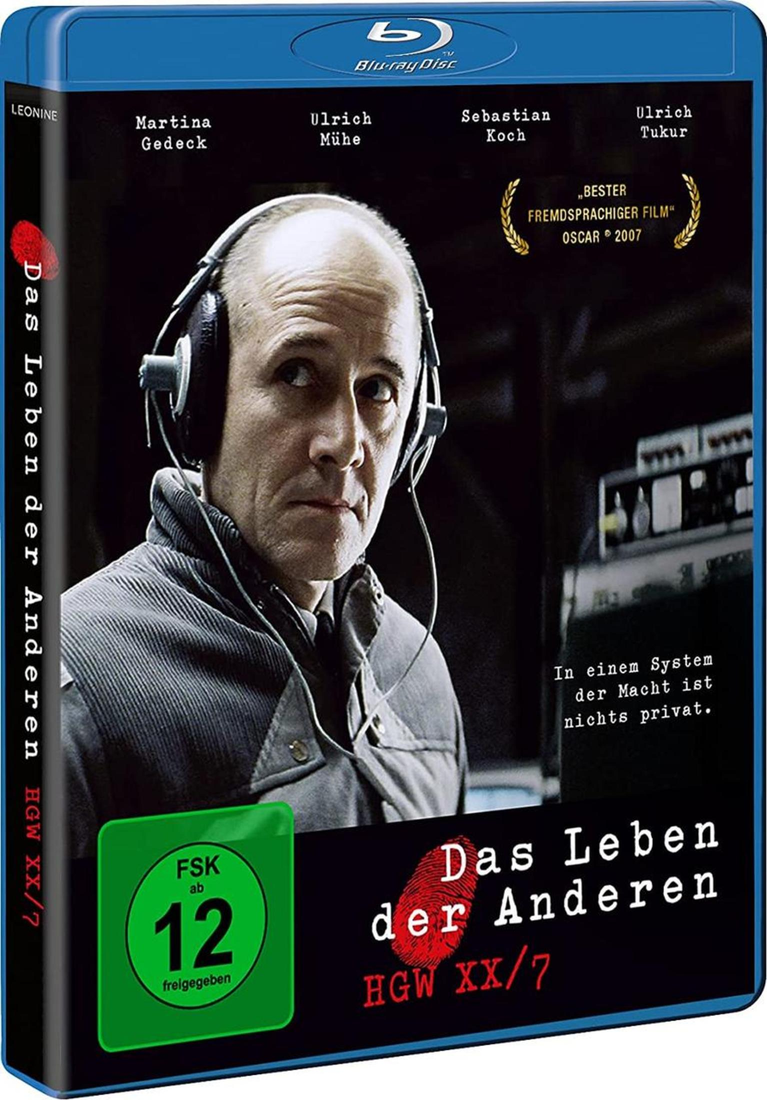 Blu-ray-Hülle des Films Das Leben der Anderen mit einem Mann mit Kopfhörern und Abhörgeräten im Hintergrund.