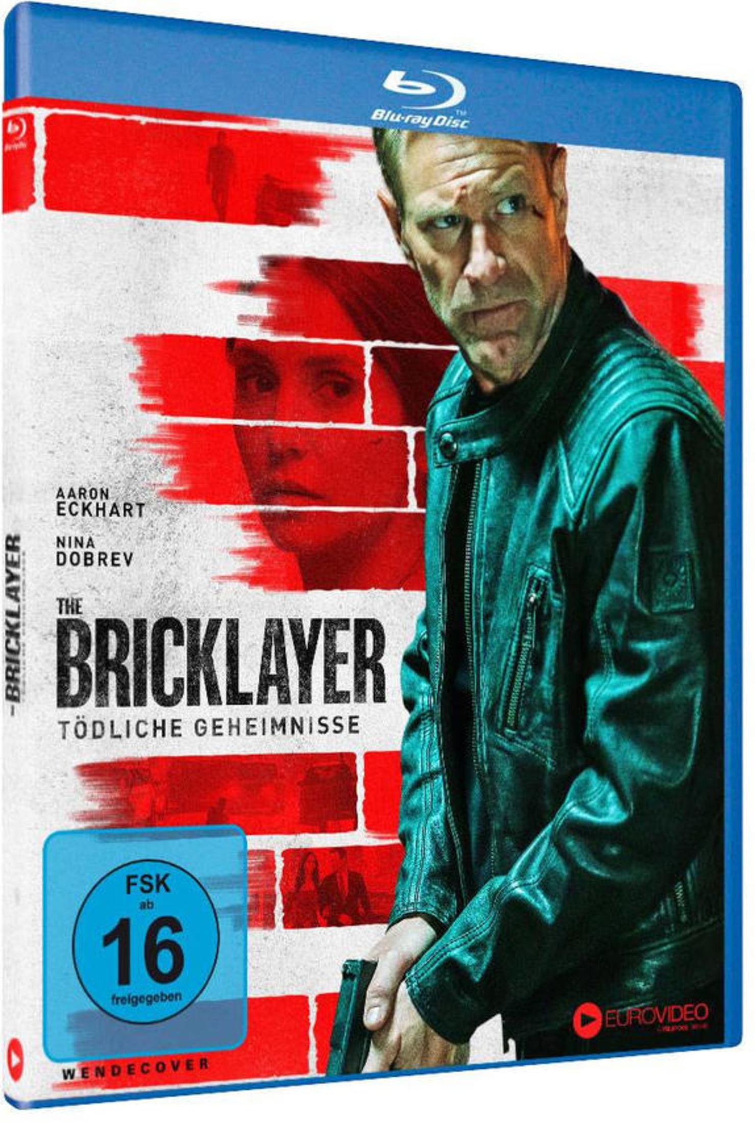 Blu-ray Cover von 'The Bricklayer' mit Aaron Eckhart in einer Lederjacke und einer Waffe.