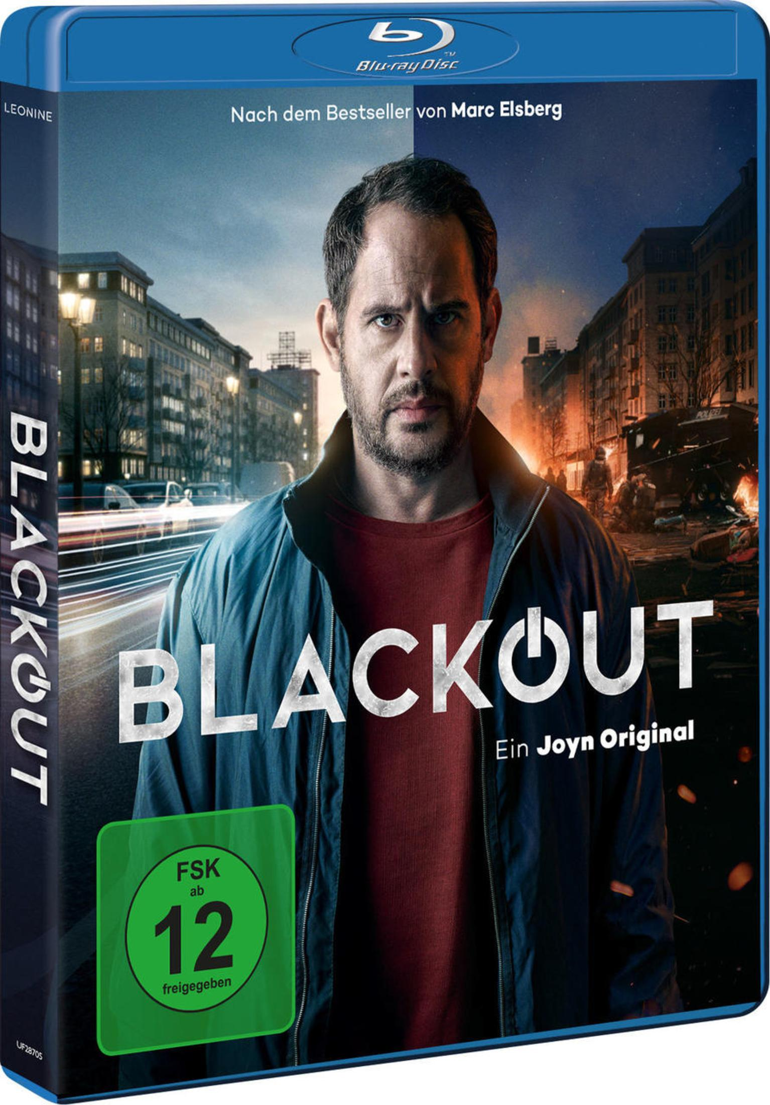 Blu-ray-Cover von Blackout mit einem ernsten Mann vor einer dunklen, brennenden Stadtkulisse.