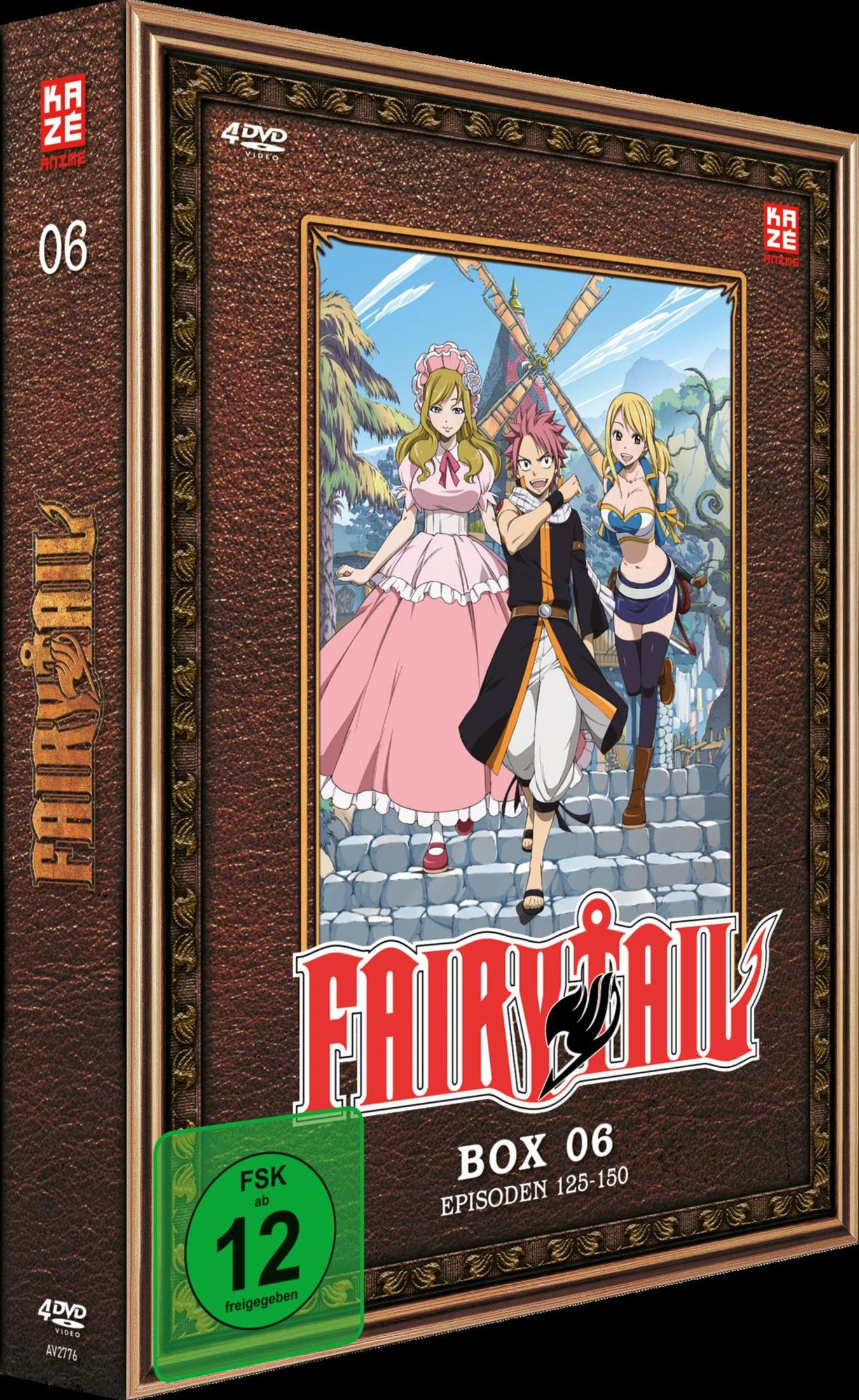 Anime-DVD-Box 06 von Fairy Tail mit drei Charakteren auf einer Steintreppe vor einer Landschaft mit Mühlen.