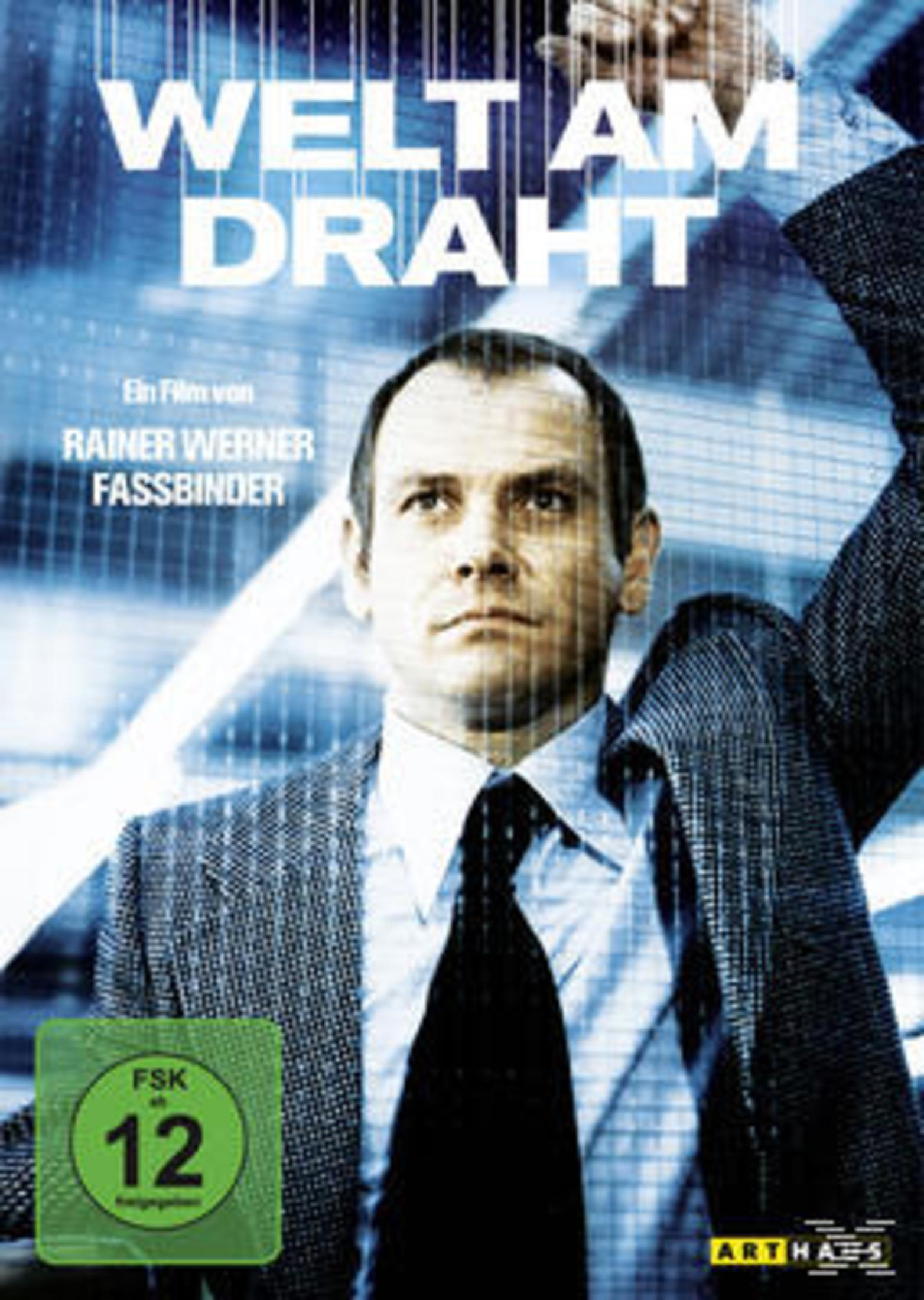 Filmposter mit einem Mann im Anzug vor blauem digitalen Hintergrund und dem Titel 'Welt am Draht'.