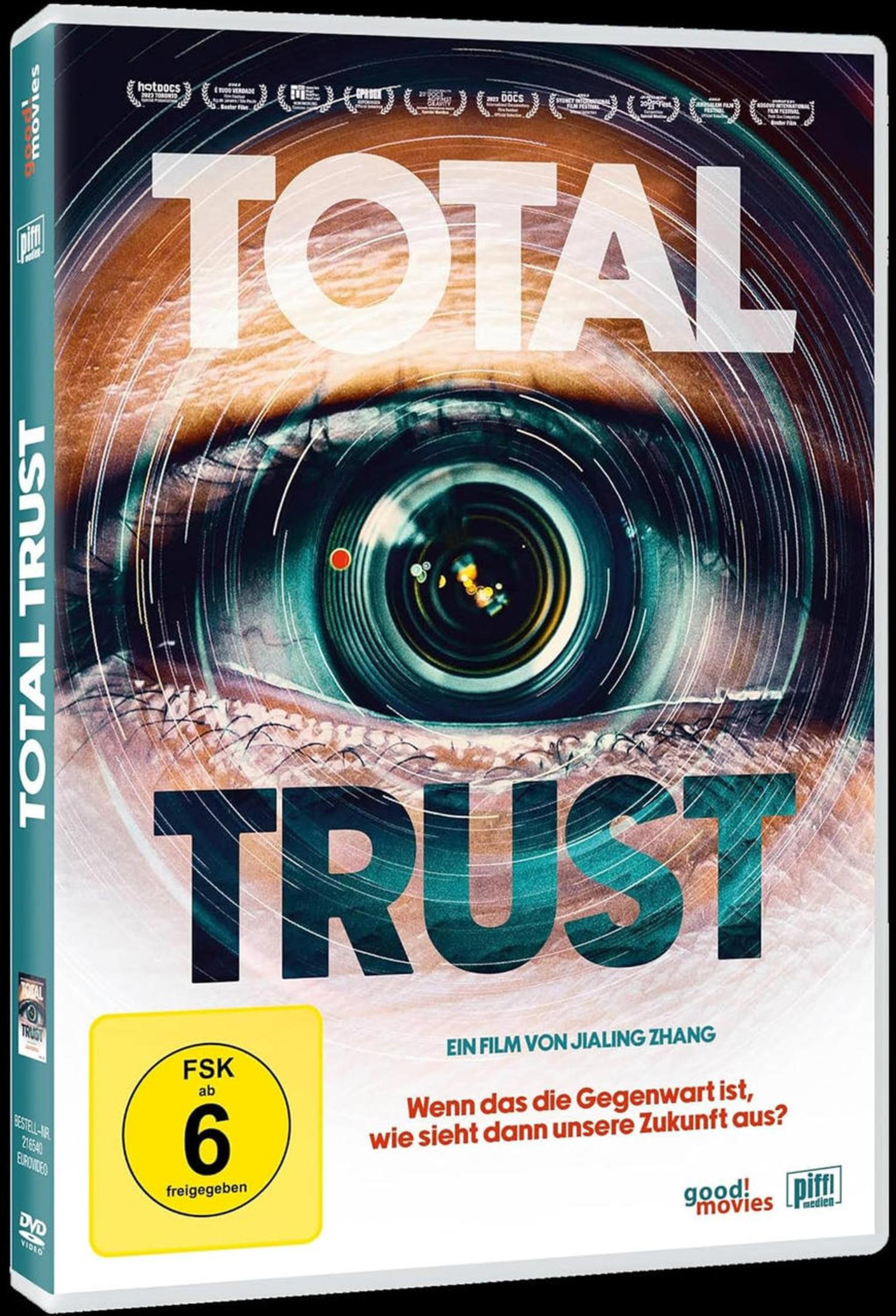 DVD-Cover von Total Trust zeigt ein Auge mit Kameraobjektiv in der Iris und weiß-grüner Schrift.