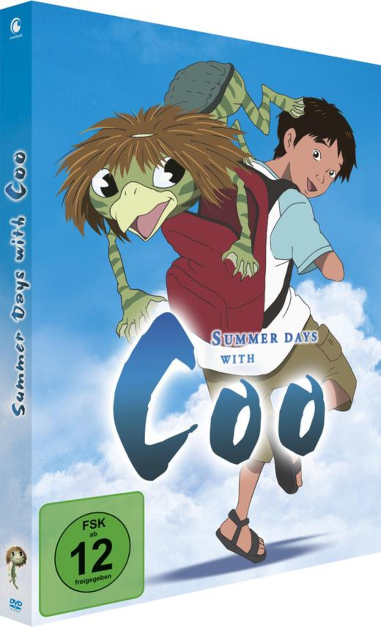 DVD-Cover von 'Summer Days with Coo' zeigt einen Jungen mit einer kleinen Kreatur gegen blauen Himmel.