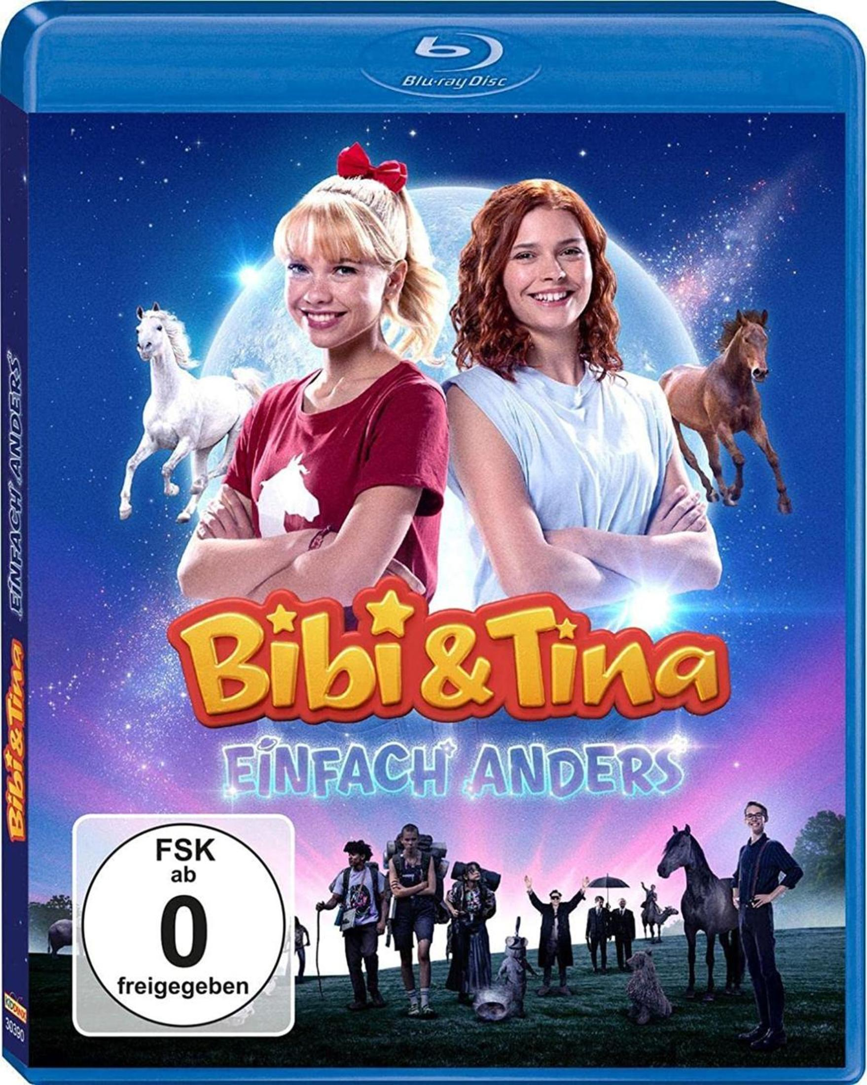 Blu-ray-Cover von Bibi & Tina: Einfach Anders mit zwei Frauen, Pferden und kleineren Figuren im Gras.