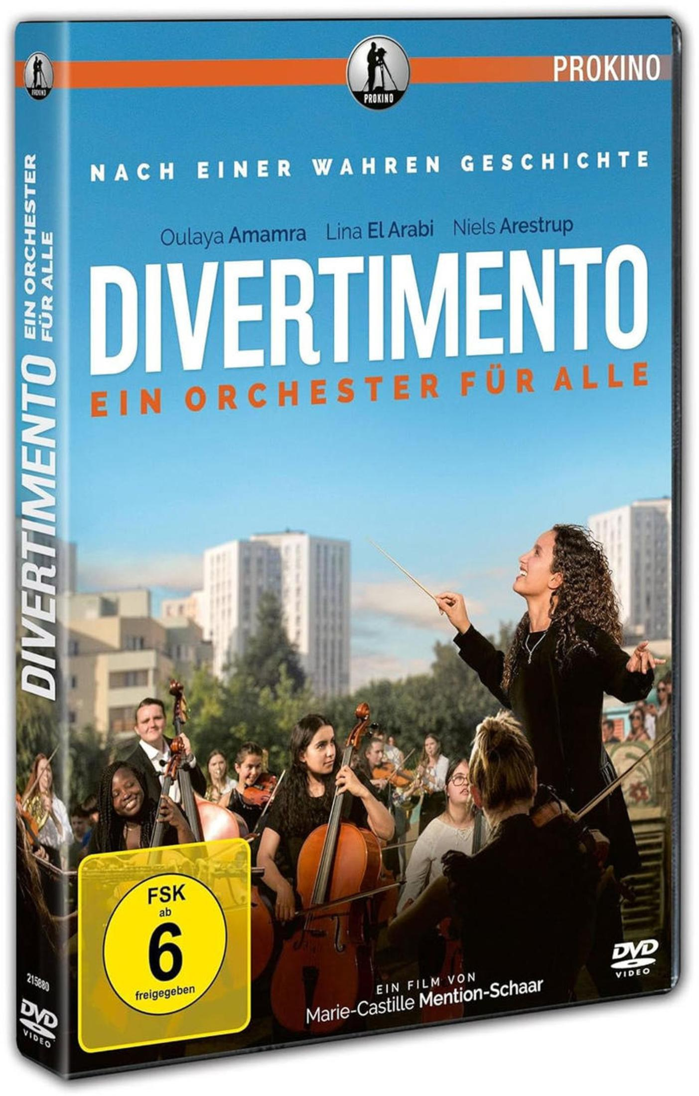 DVD-Cover von Divertimento zeigt eine Dirigentin und ein Orchester im Freien vor Gebäuden.