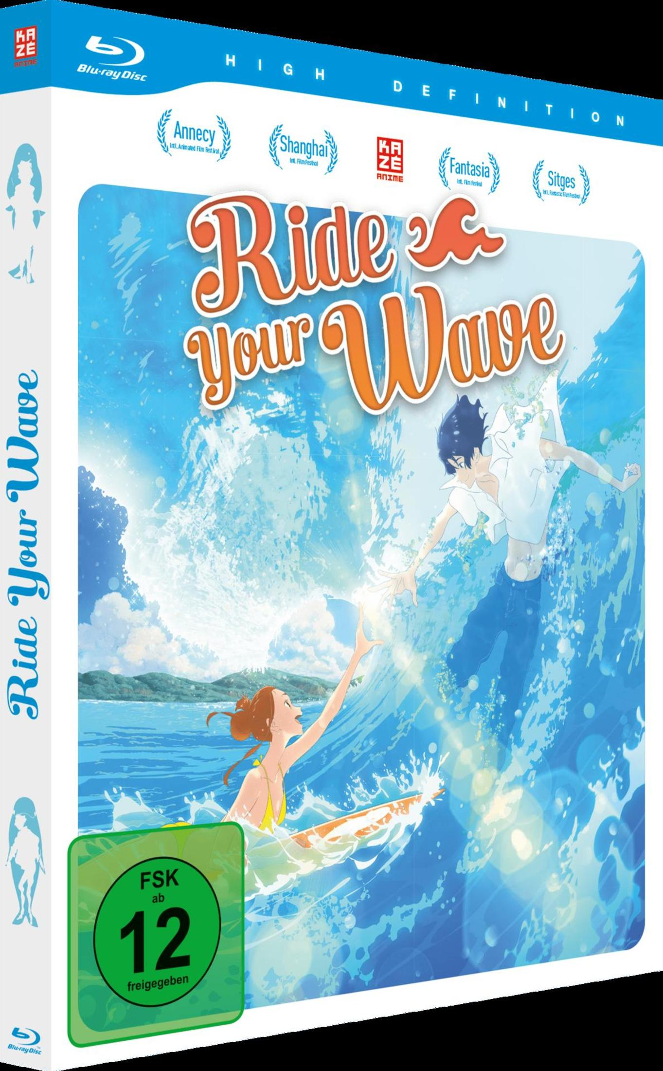 Blu-ray-Cover von 'Ride Your Wave' mit zwei Charakteren im Ozean und Filmfestival-Logos.