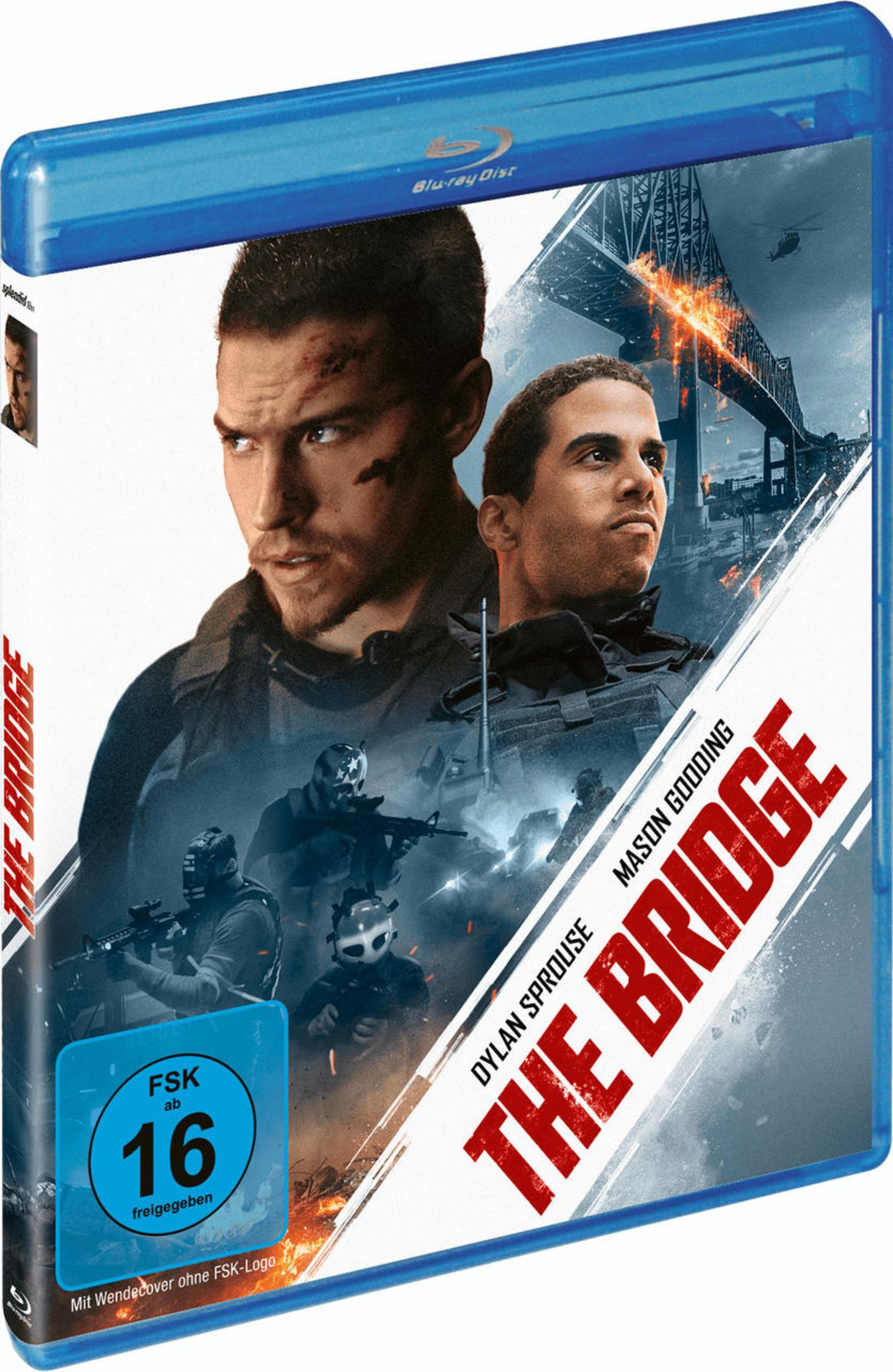 Blu-ray-Hülle des Films The Bridge mit zwei Männern im Vordergrund und einer brennenden Brücke im Hintergrund.